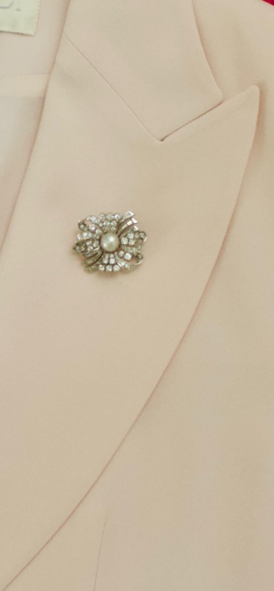 Collier de perles et de diamants, broche en or blanc 5,35 carats, c. 1950 en vente 5