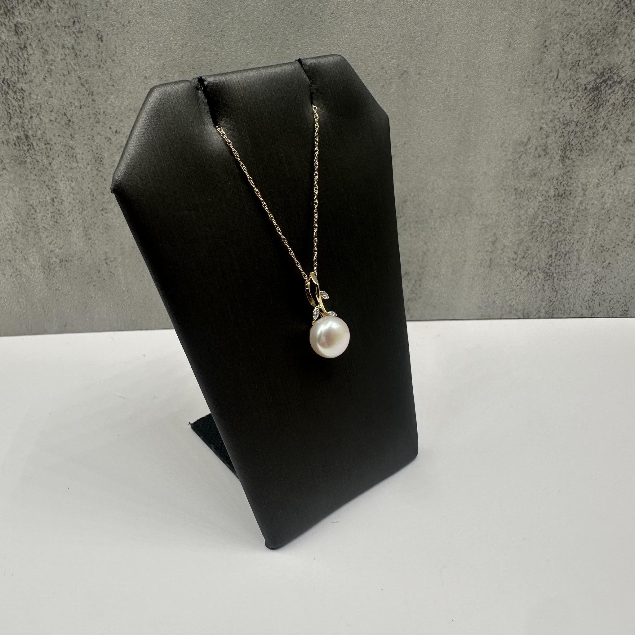 Cet élégant collier de perles et de diamants en or jaune 10kt présente une perle lustrée d'environ 8,3 mm accentuée par 0,03 carats de poids total de diamants ronds de taille unique de qualité I, I naturelle. L'éclat doux de la perle associé à