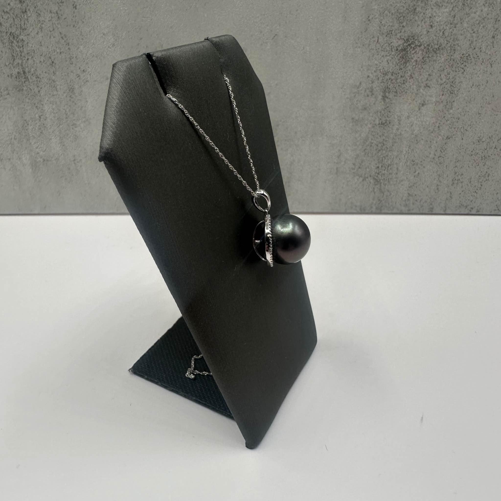 Cet élégant collier de perles et de diamants en or blanc 14kt présente une superbe perle de 12 mm, complétée par environ 0,10ctw de diamants ronds naturels IJ, de qualité I+I. La longueur de 18 pouces s'ajuste confortablement autour du cou, ce qui