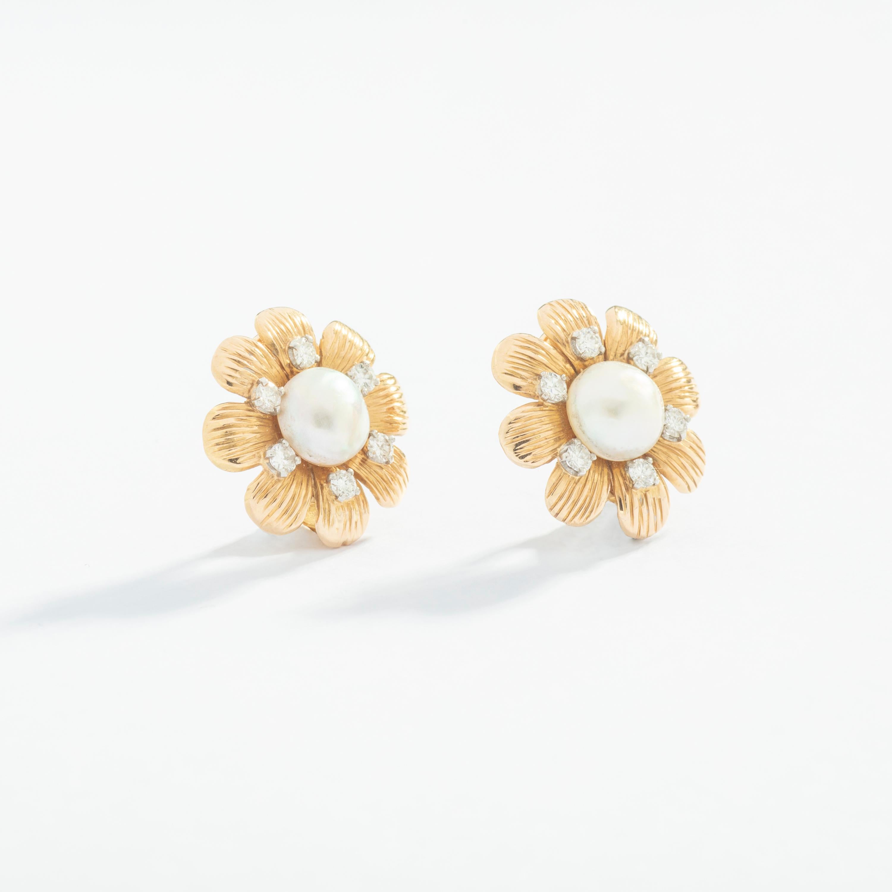 Pearl and Diamond and yellow Gold 18k Flower Ear Clips.

Total height: 0.79 inch (2.00 centimeters).
