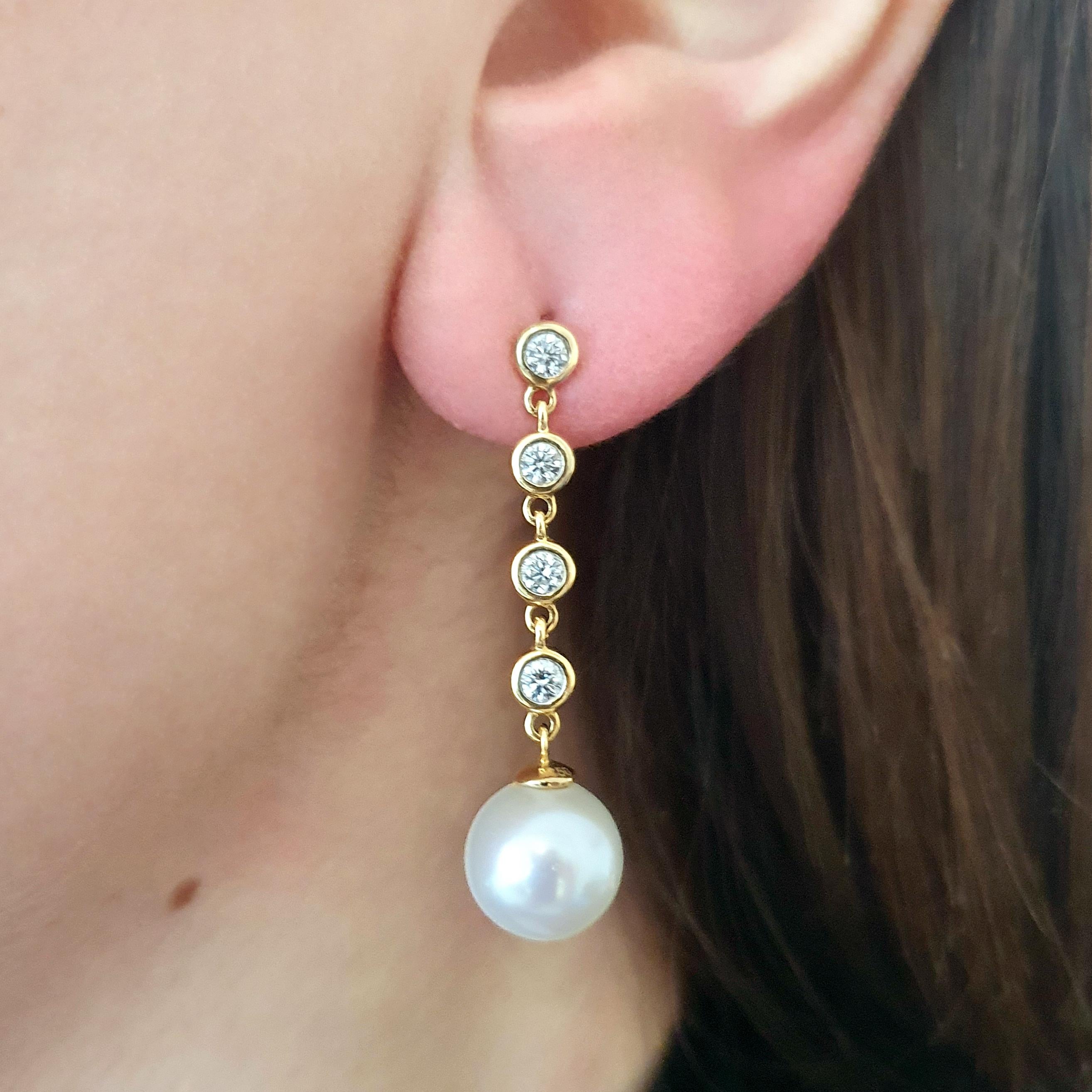 Perle und Diamant auf Gelbgold Ohrringe Ohranhänger.
Gesamthöhe: 1,38 Zoll (3,50 Zentimeter).
Gesamtgewicht: 5.60 Gramm.