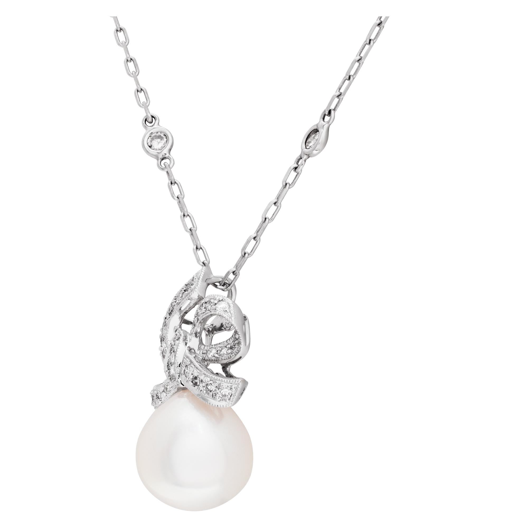 Pearl and Diamond Pendant in 18k White Gold In Excellent Condition For Sale In Surfside, FL