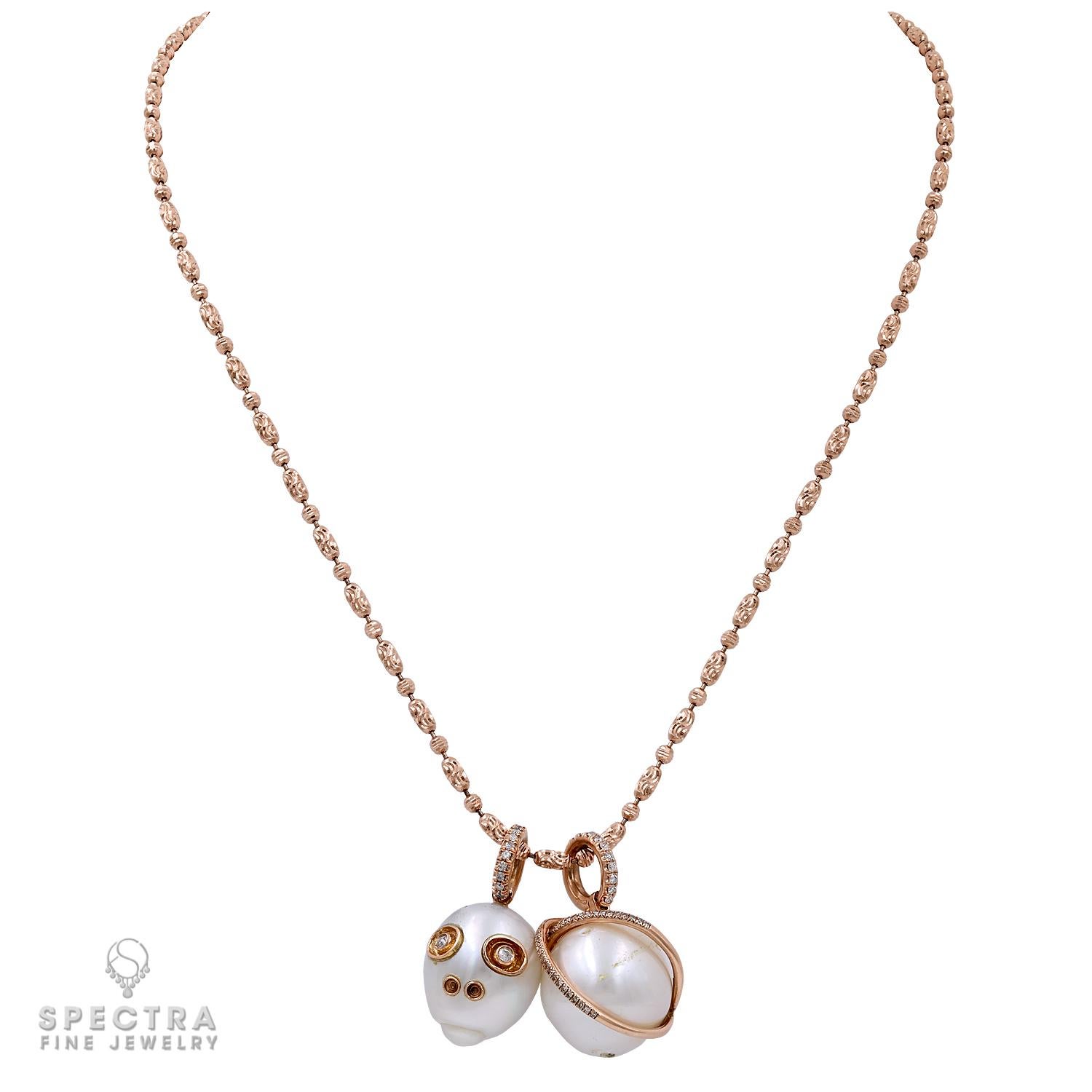 Abbraccia una giocosa raffinatezza con questa squisita collana a catena con due pendenti, splendidamente realizzata in oro rosa 14 carati. La collana mostra un'armoniosa miscela di eleganza ed estrosità grazie ai suoi pendenti di perle gemelle. Un