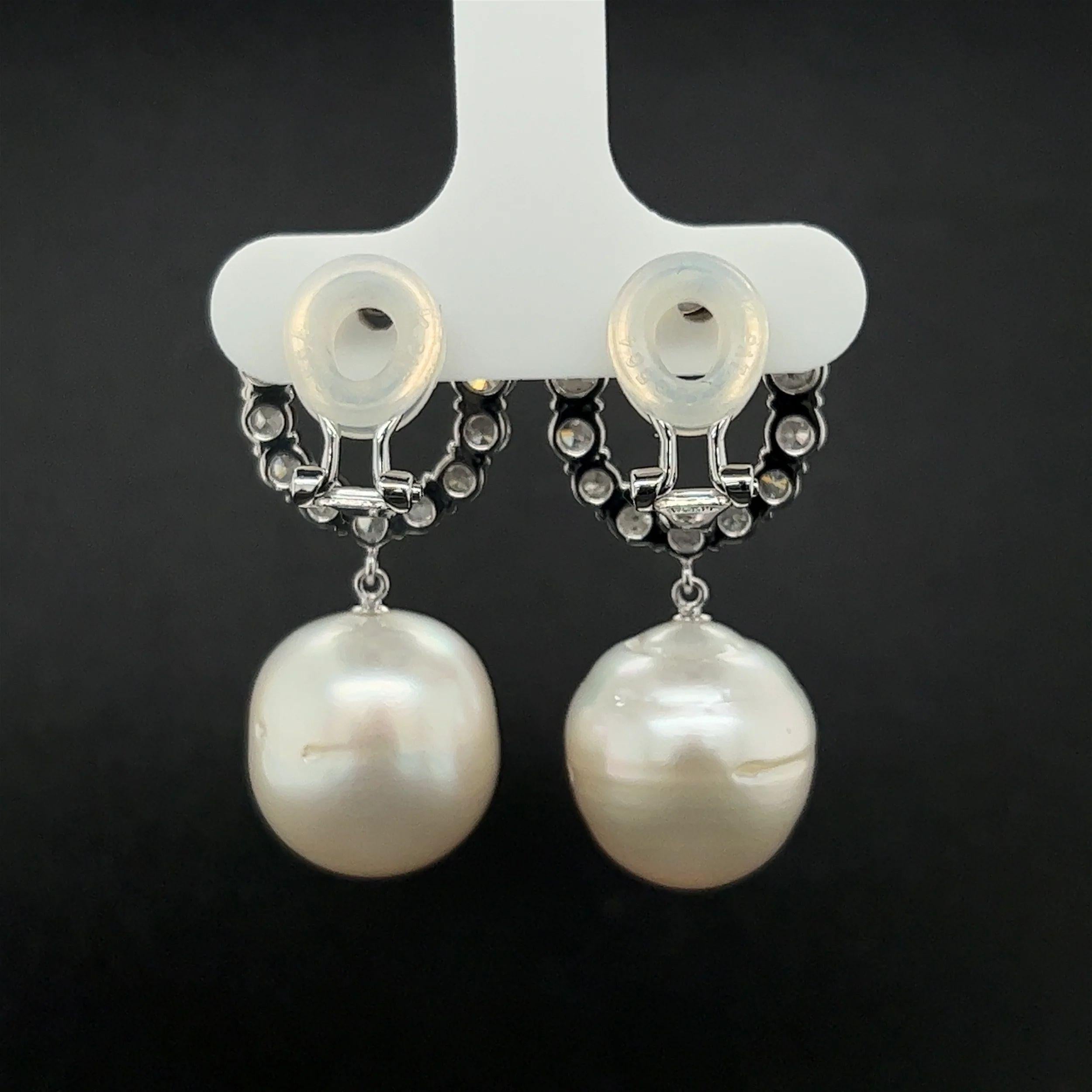 Pearl and Diamond Platinum Drop Clip-on Vintage Earrings Estate Fine Jewelry In Excellent Condition For Sale In Montreal, QC