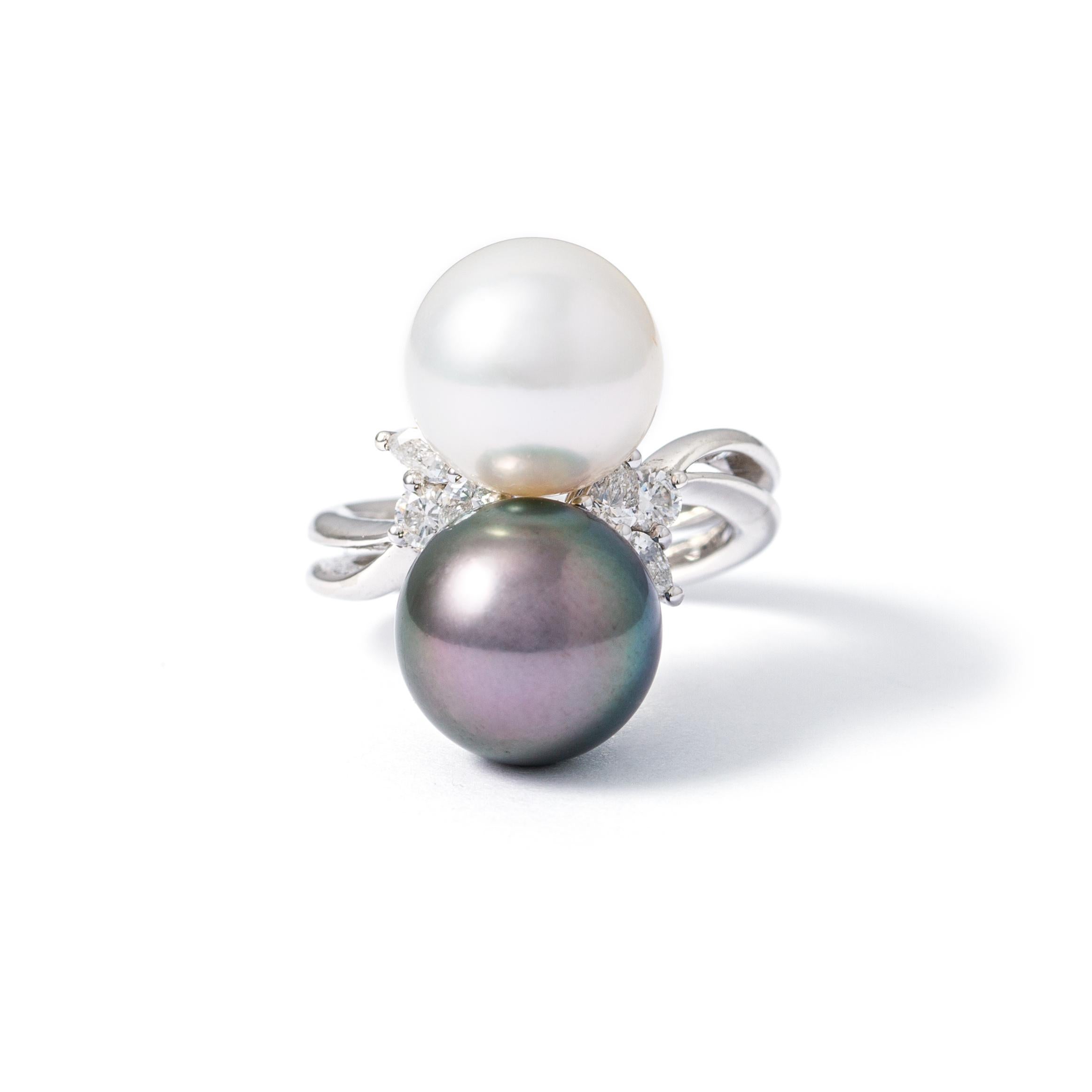 Ring in platinum set with one white South Sea pearl and one Thaiti pearl and diamonds 0.44 Size 53        