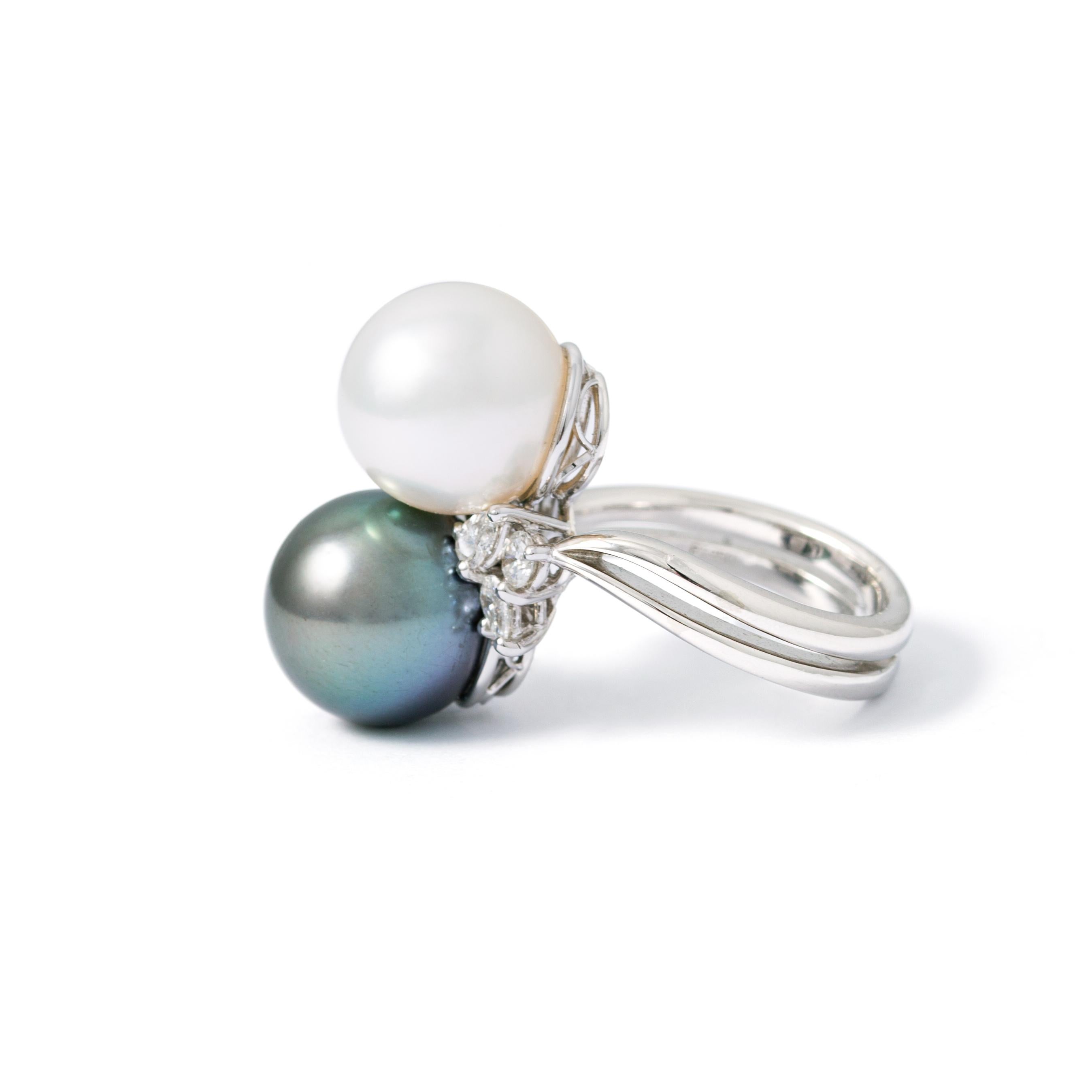 Pearl and Diamond Platinum Ring In New Condition For Sale In Geneva, CH