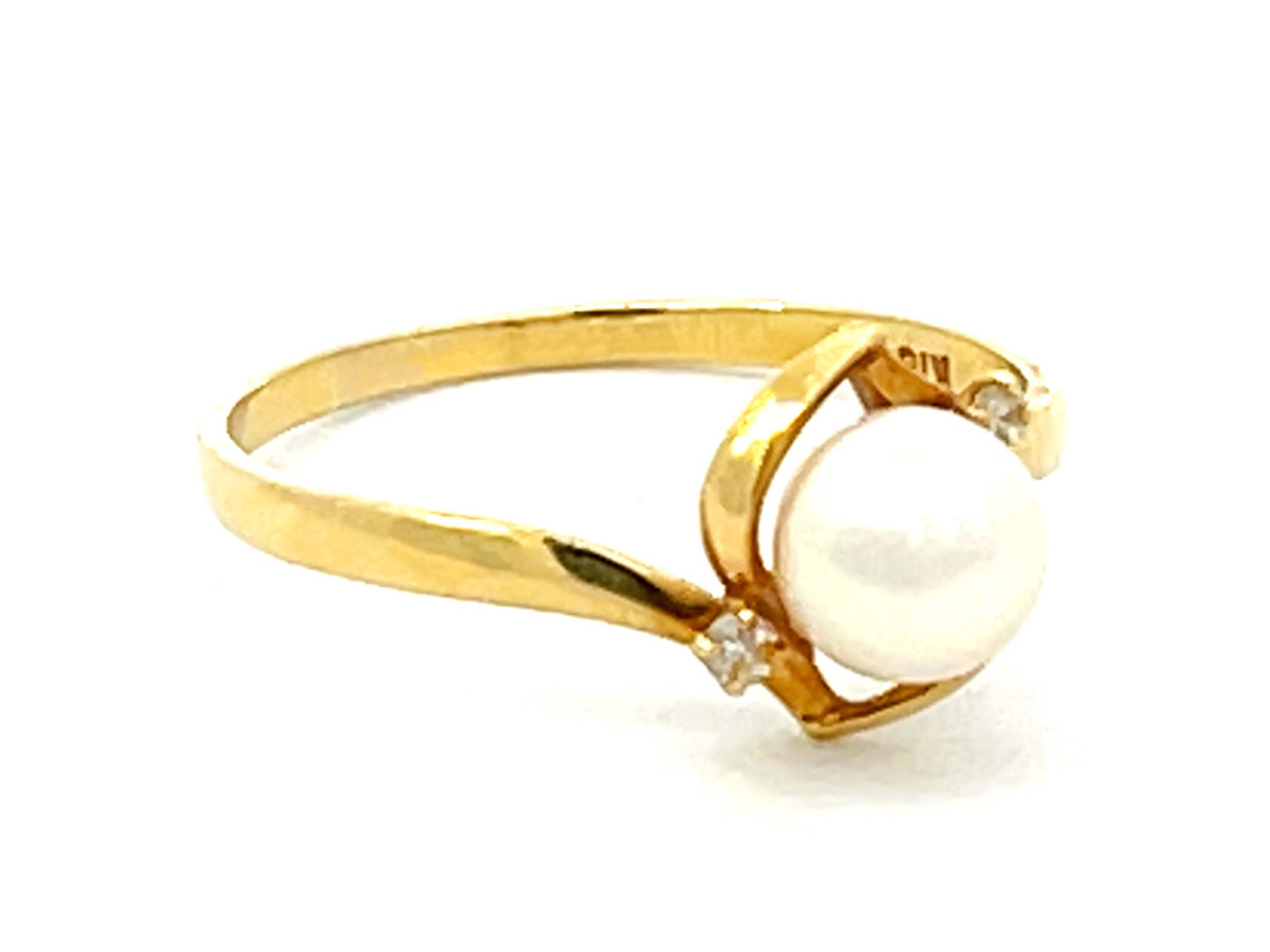 Modern Pearl and Diamond Ring 18k Yellow Gold For Sale