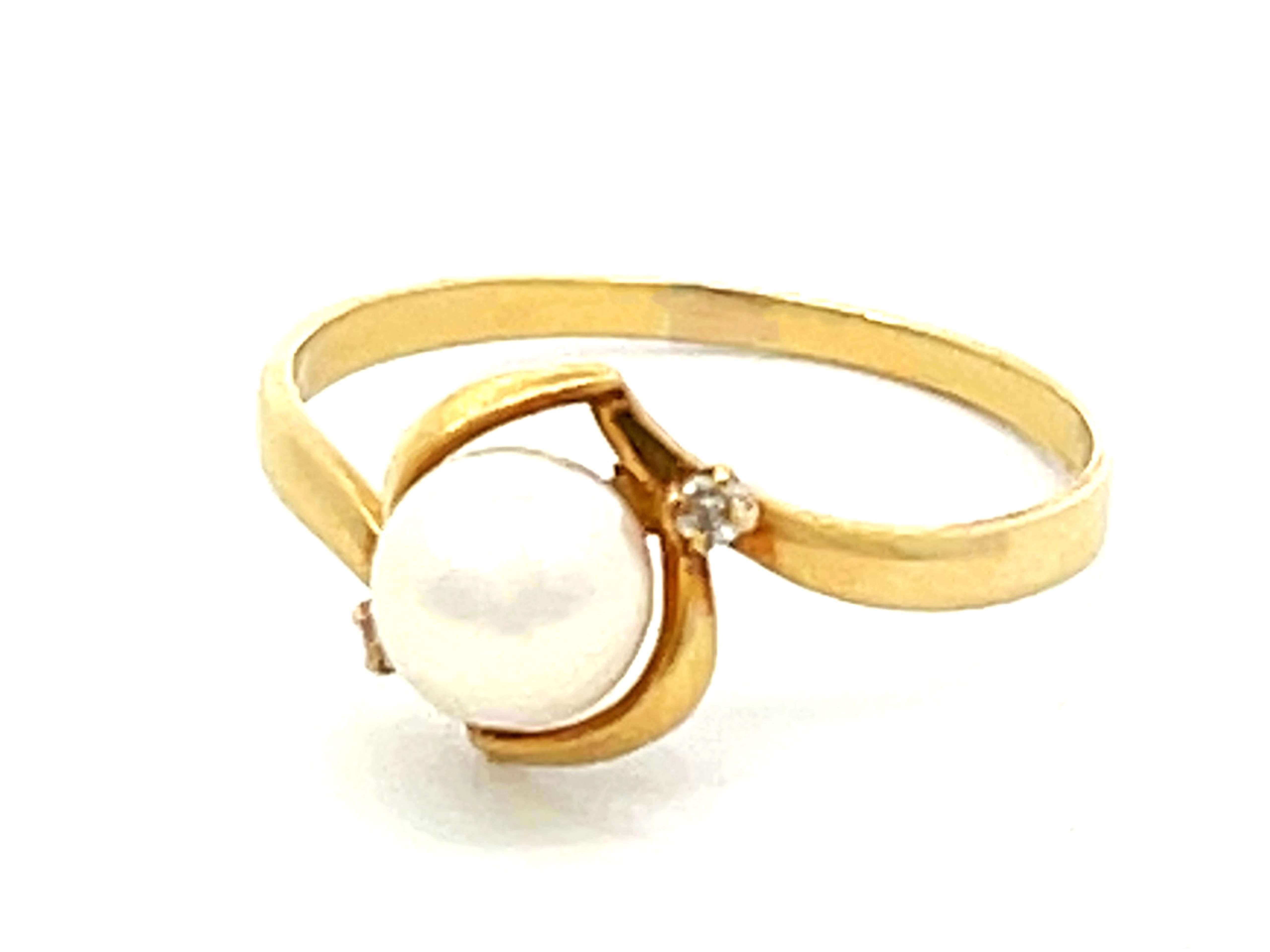 Brilliant Cut Pearl and Diamond Ring 18k Yellow Gold For Sale