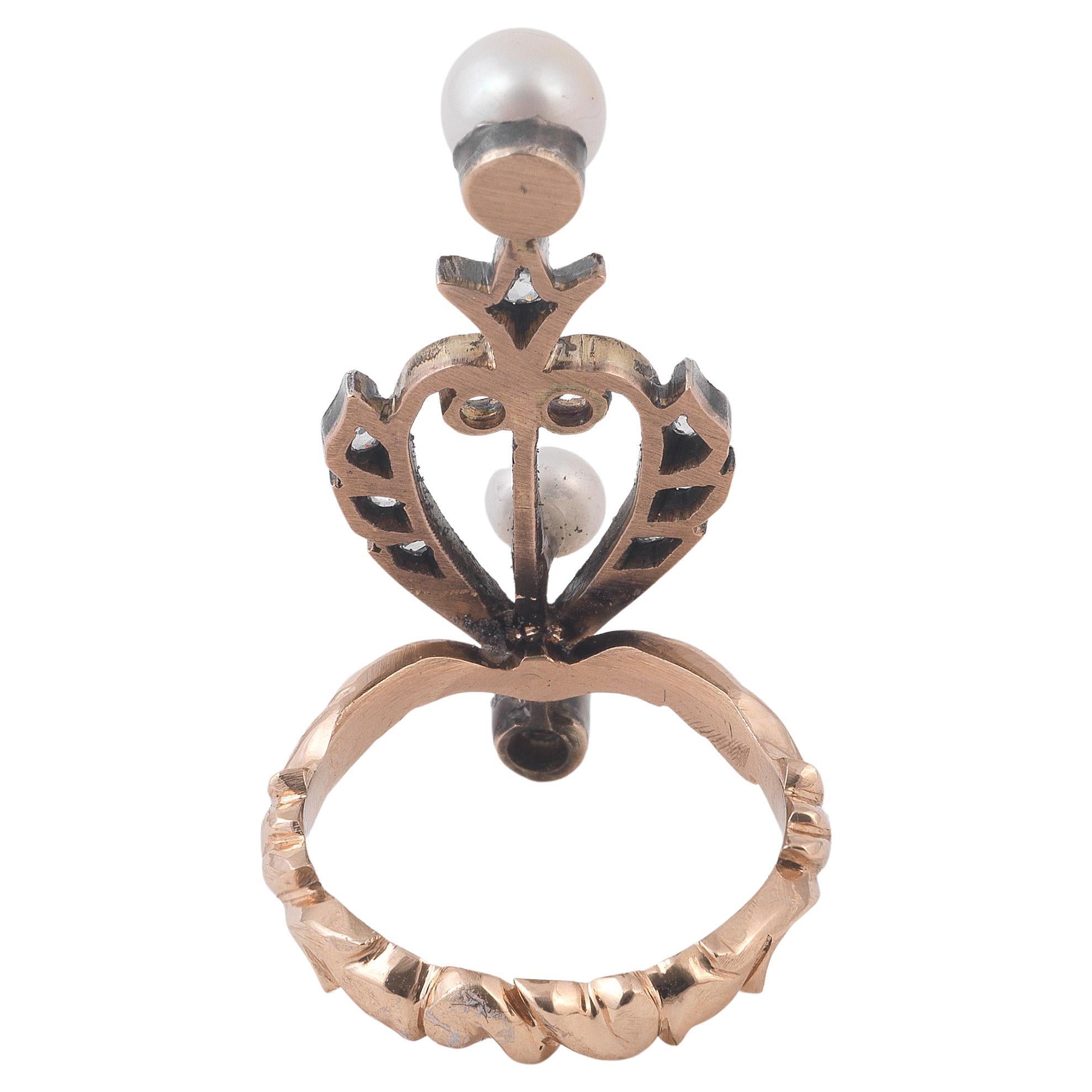 Motif feuillagé, serti de diamants taillés en rose et d'une perle de 6,0 mm, monté en argent et en or, perle non testée, taille de bague 7.

