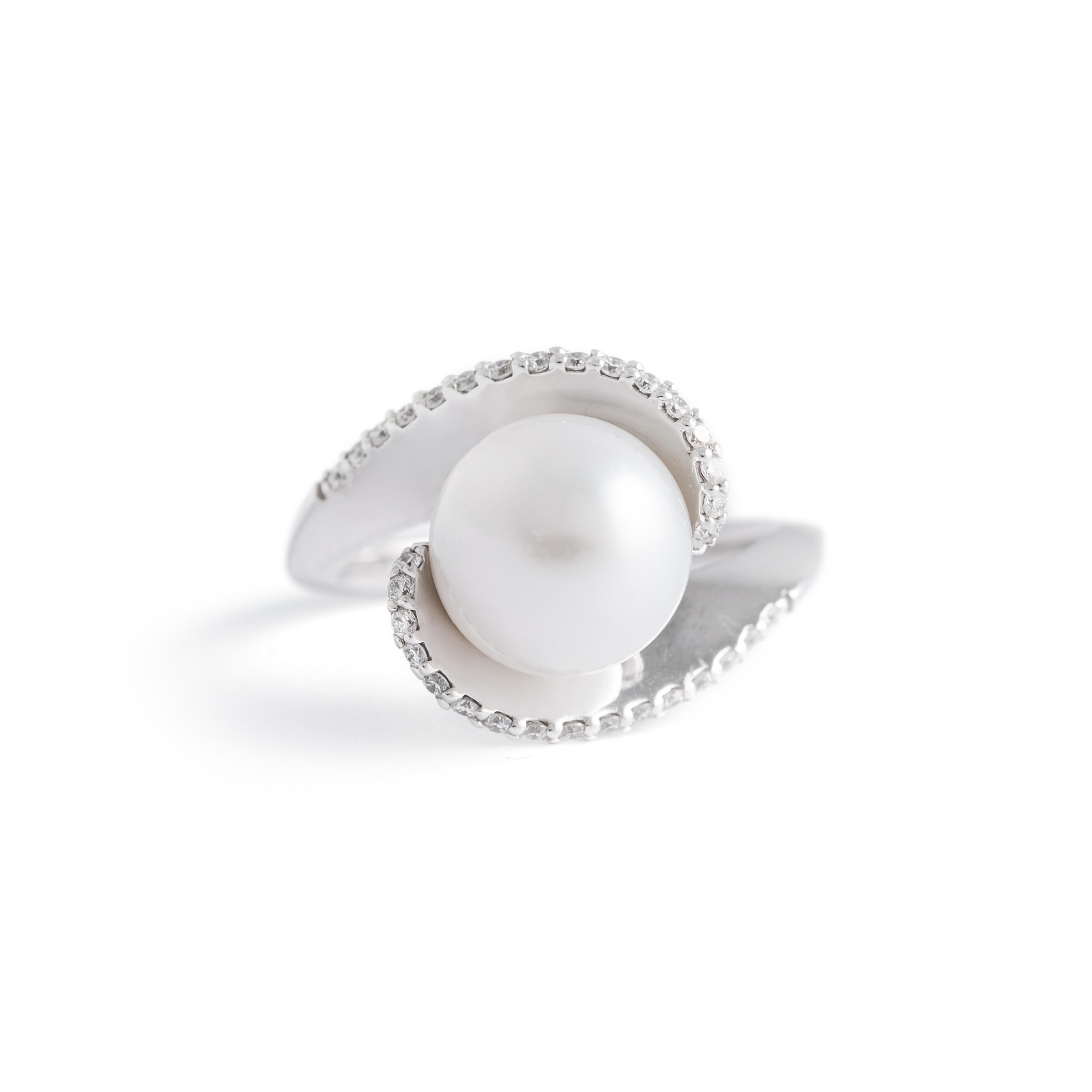 RING Gold 14KT  
Diamond 32-Bril.Cut-0,32- H/SI1 
PEARL 1-1,76 ct
Weight: 7,70 grams.