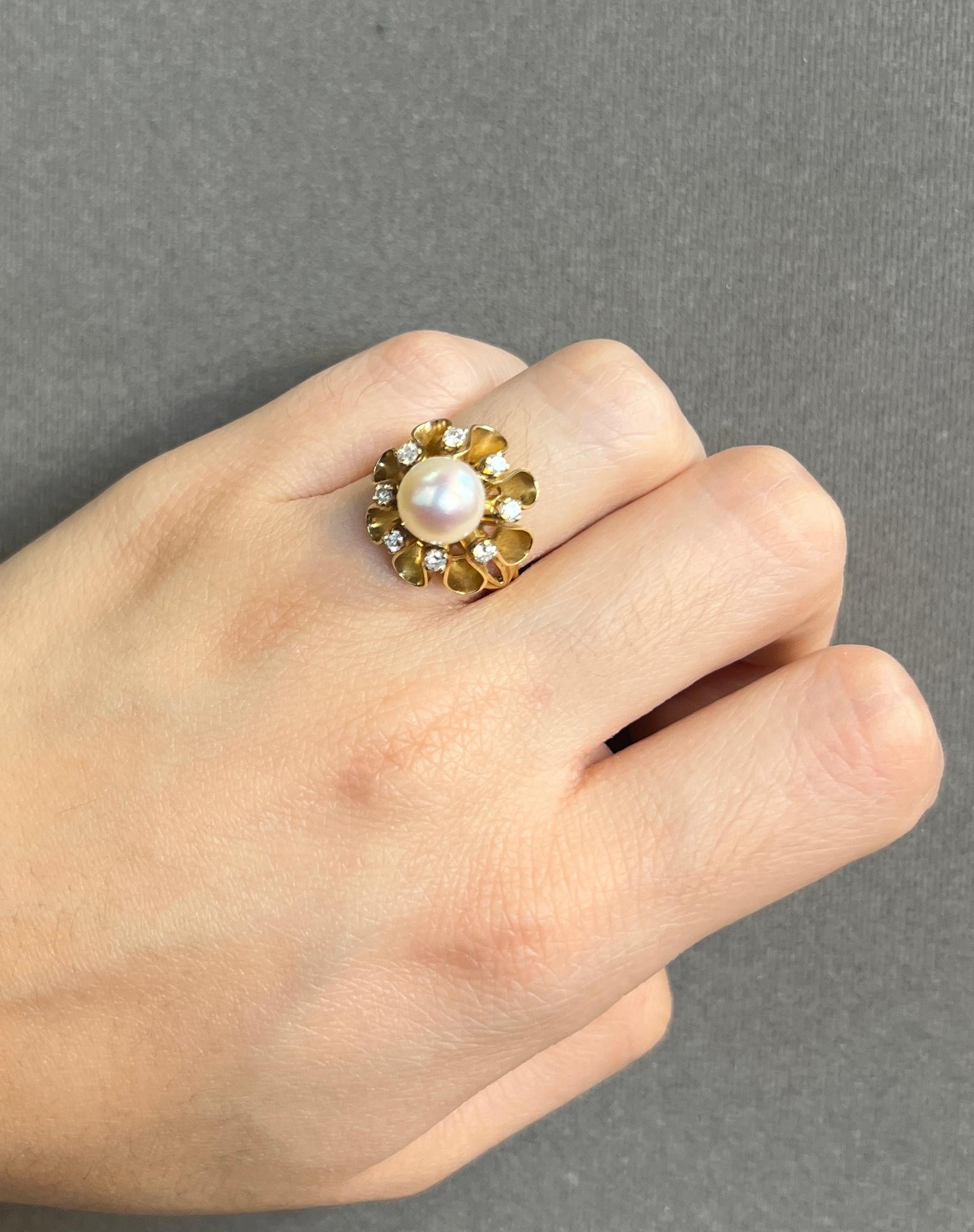 Ring mit Perlen- und Diamanten

Ein Perlenring aus Gelbgold, der mit Diamanten im Rundschliff besetzt ist.

Ringgröße: 5
Kostenfreie Größenänderung 
Metall Typ: 14 Karat Gold