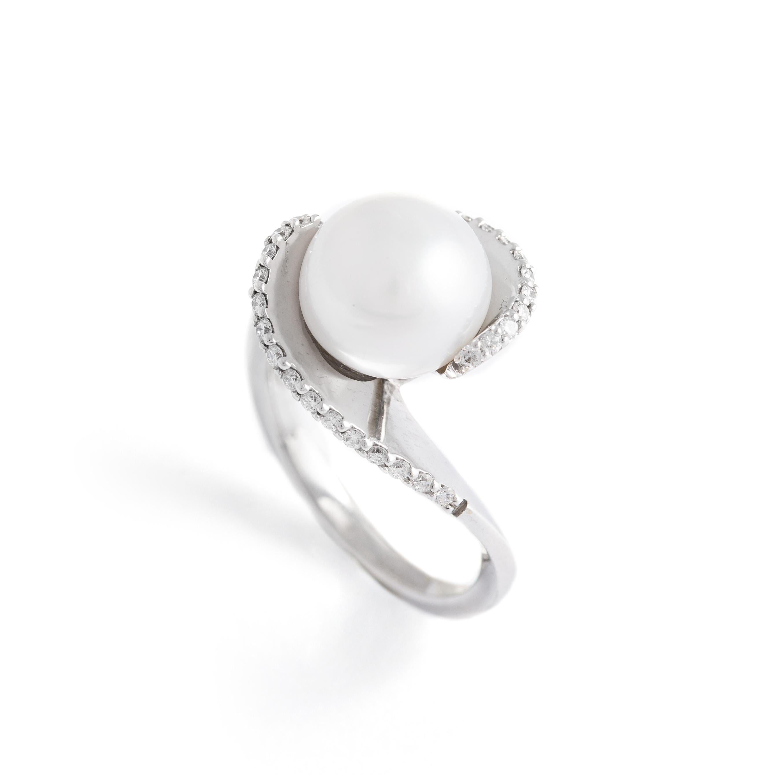 Round Cut Pearl and Diamond Ring For Sale