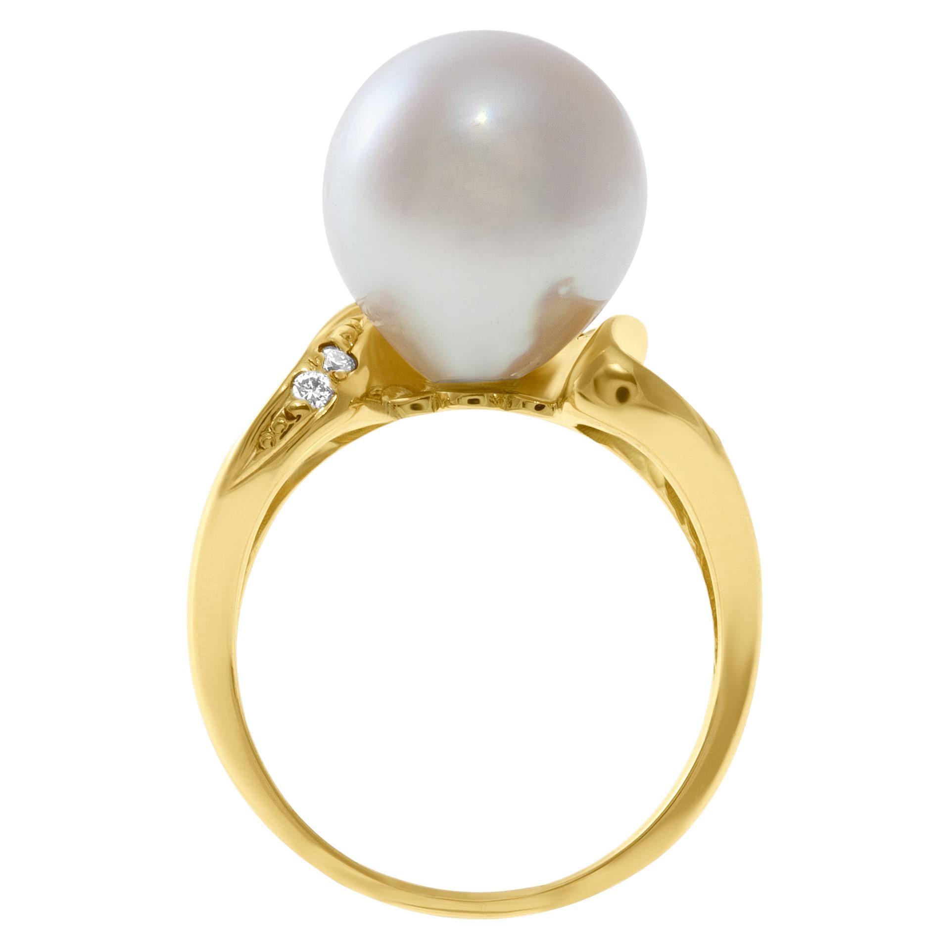 Pearl and Diamond Ring in 18k Yellow Gold with Center Silver Pearl In Excellent Condition For Sale In Surfside, FL