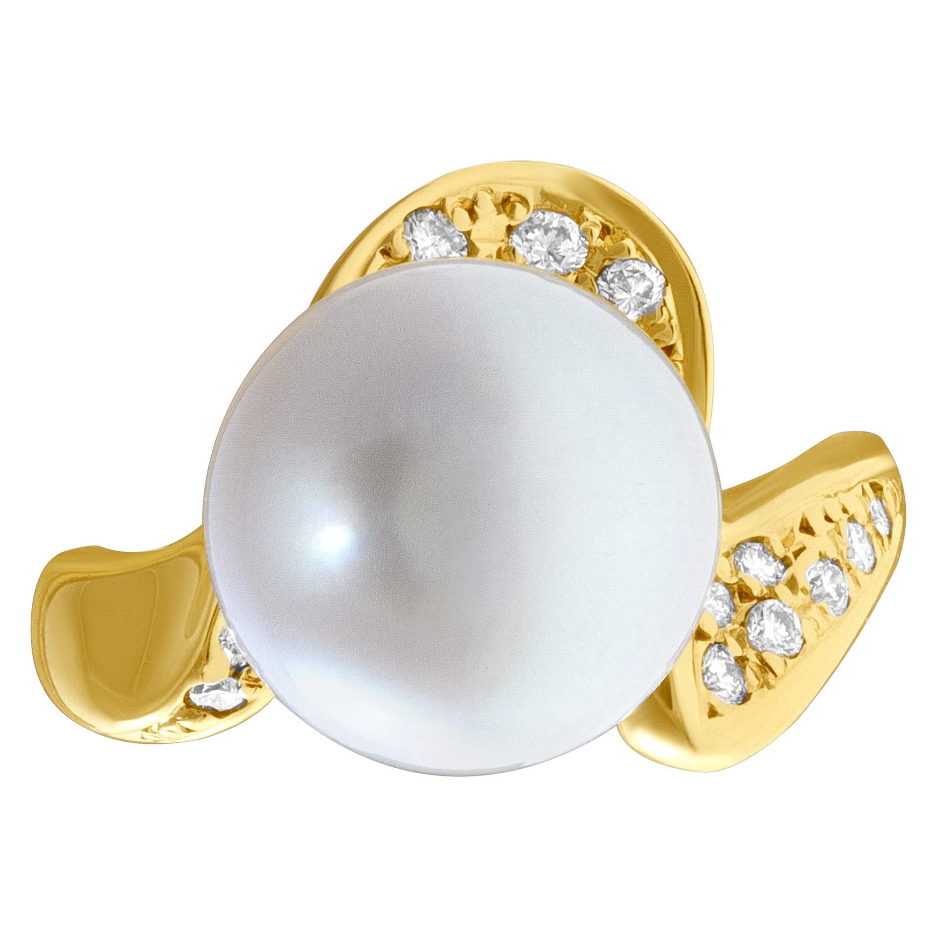 Women's Pearl and Diamond Ring in 18k Yellow Gold with Center Silver Pearl For Sale