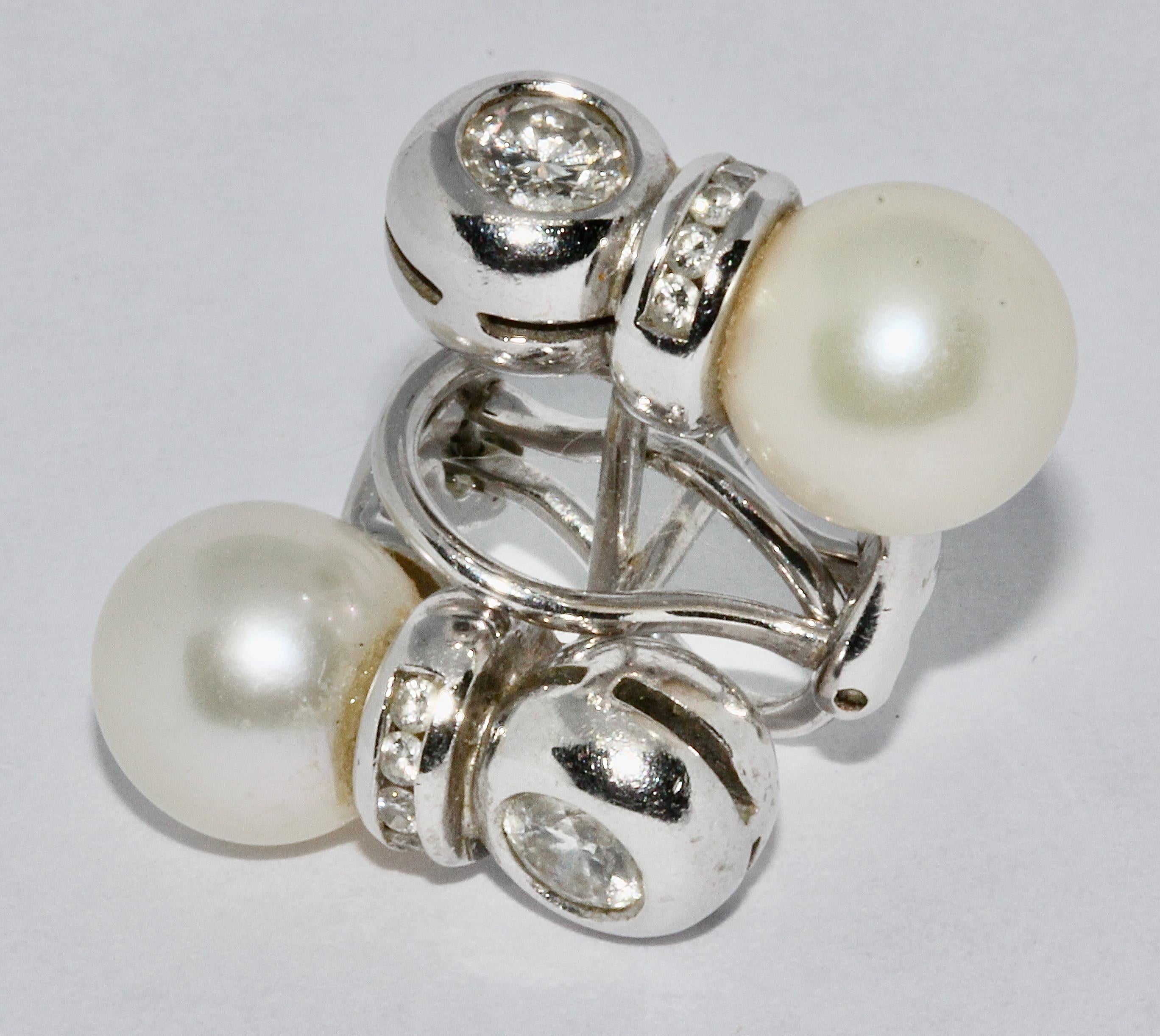Boucles d'oreille perles et diamants, or blanc.

Chaque boucle d'oreille est sertie d'un solitaire brillant d'environ 0,3 carat et de 5 petits diamants de très bonne qualité.

Certificat d'authenticité inclus.