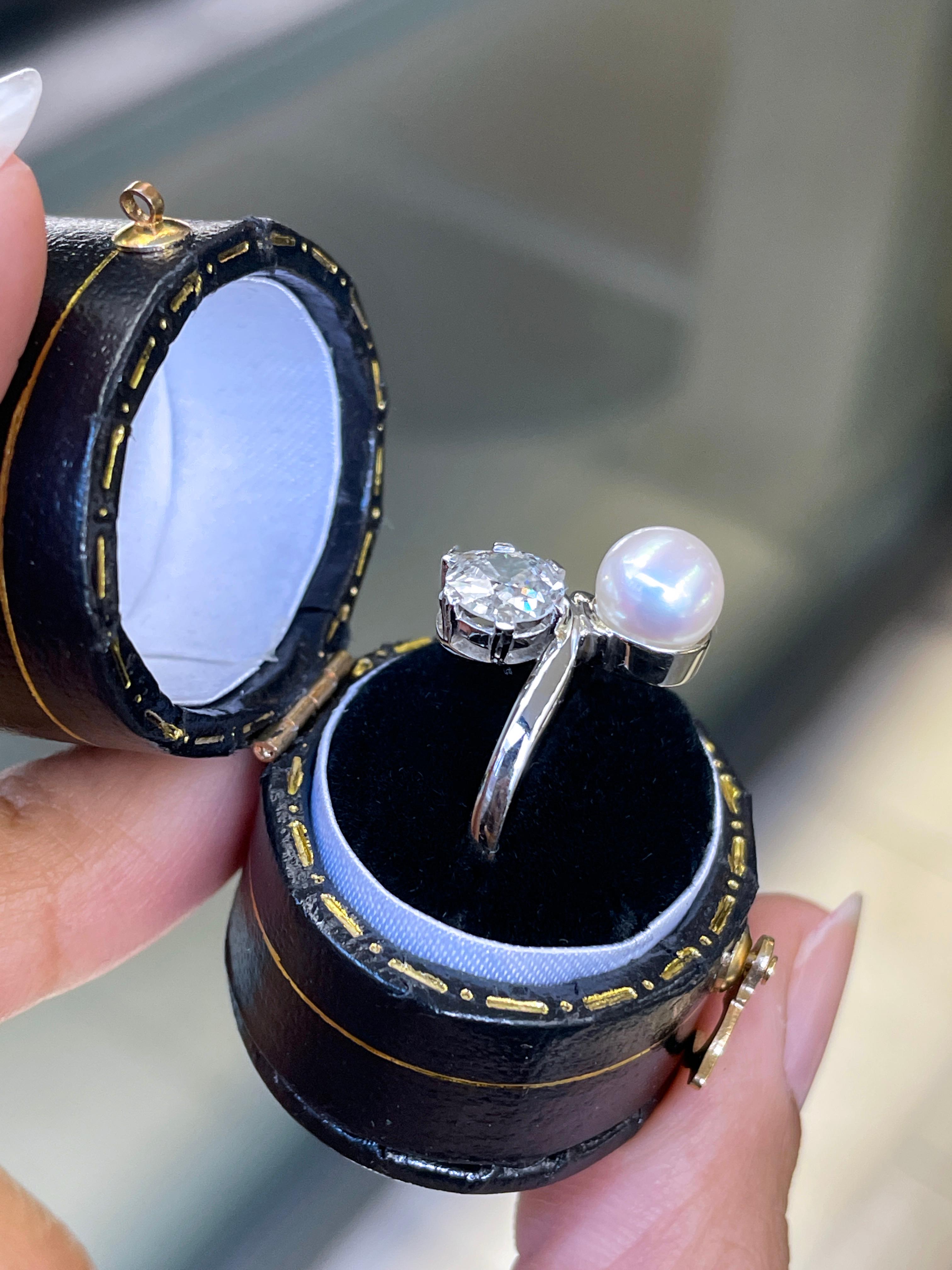 Antiker Verlobungsring aus 18 Karat Weigold mit Perle und Diamant Toi Et Moi (Alteuropäischer Brillantschliff) im Angebot