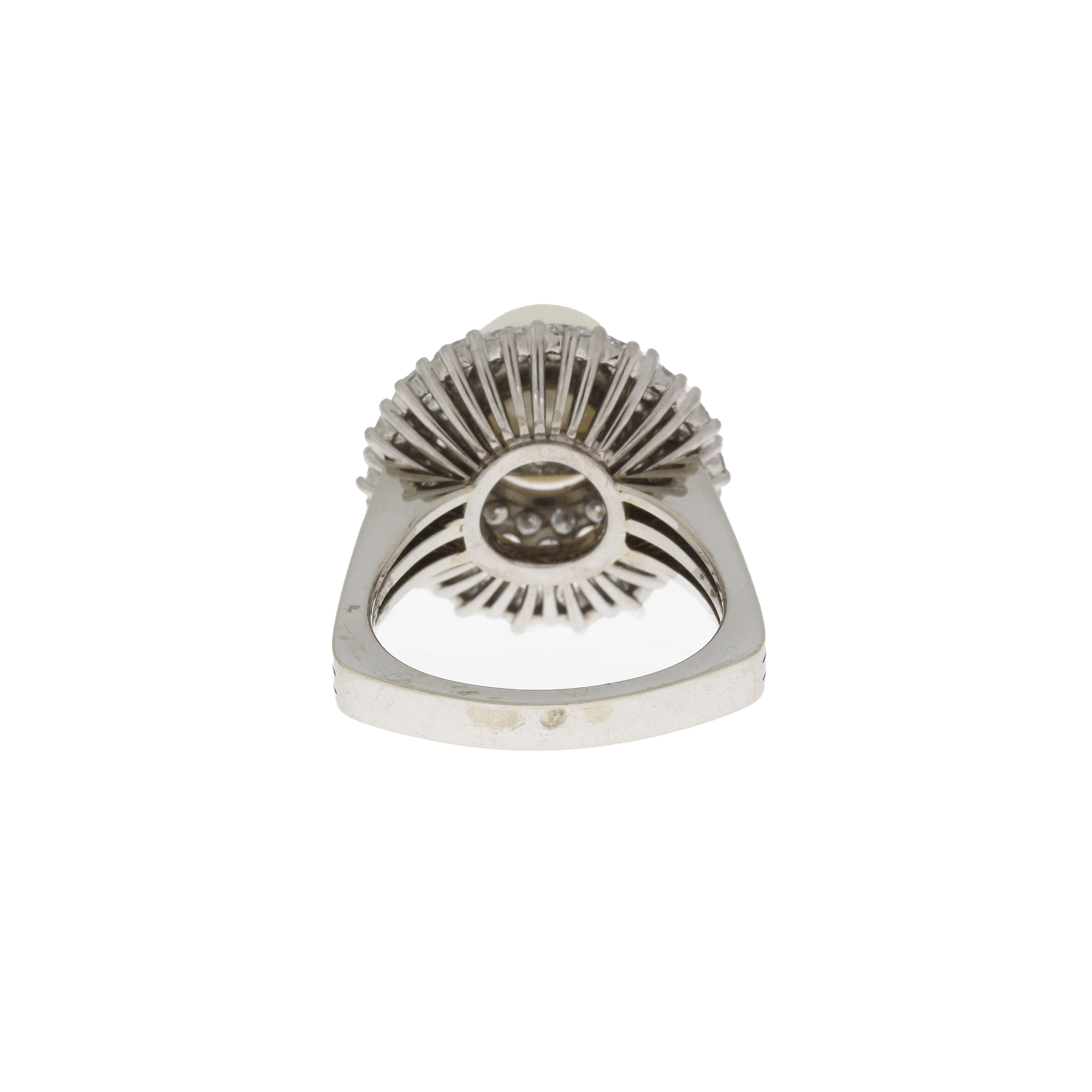 Pearl and Diamond White Gold Cocktail Ring In Good Condition For Sale In Berlin, DE