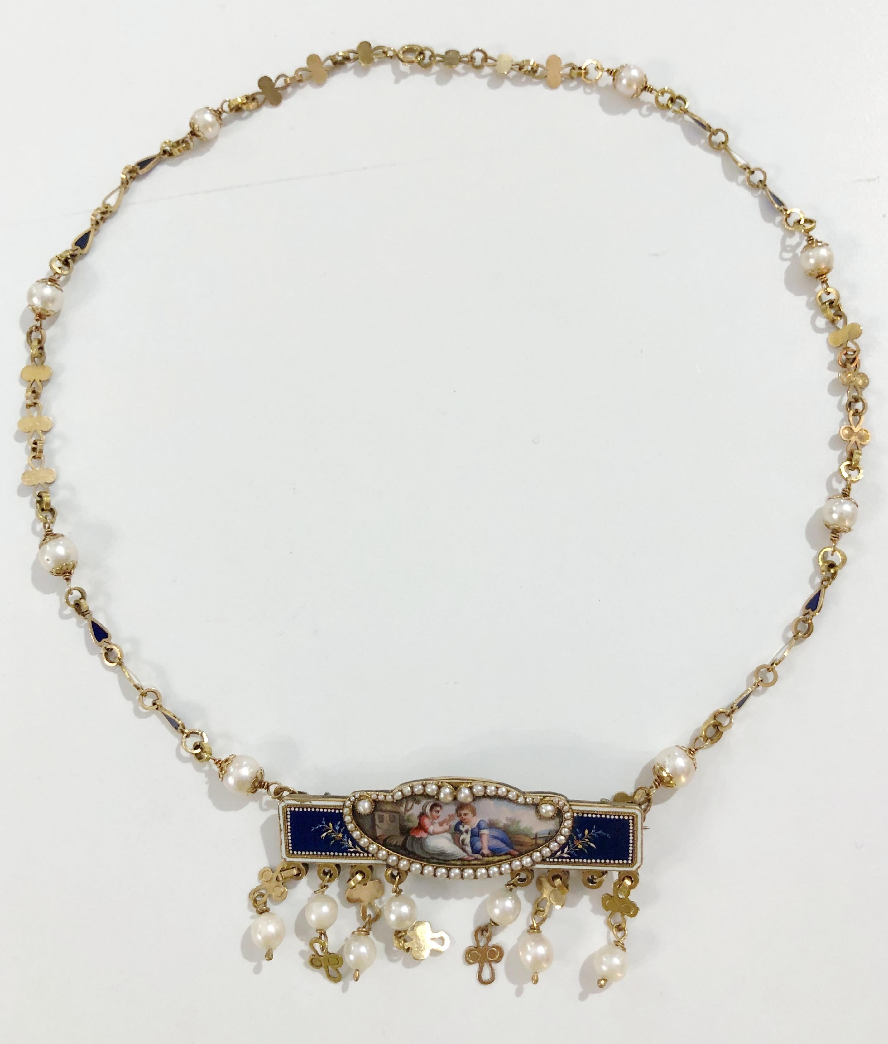 Collana vintage in oro 18 carati con perle e miniatura in smalto che diventa anche spilla, Italia 1890-1910
Lunghezza 50 cm