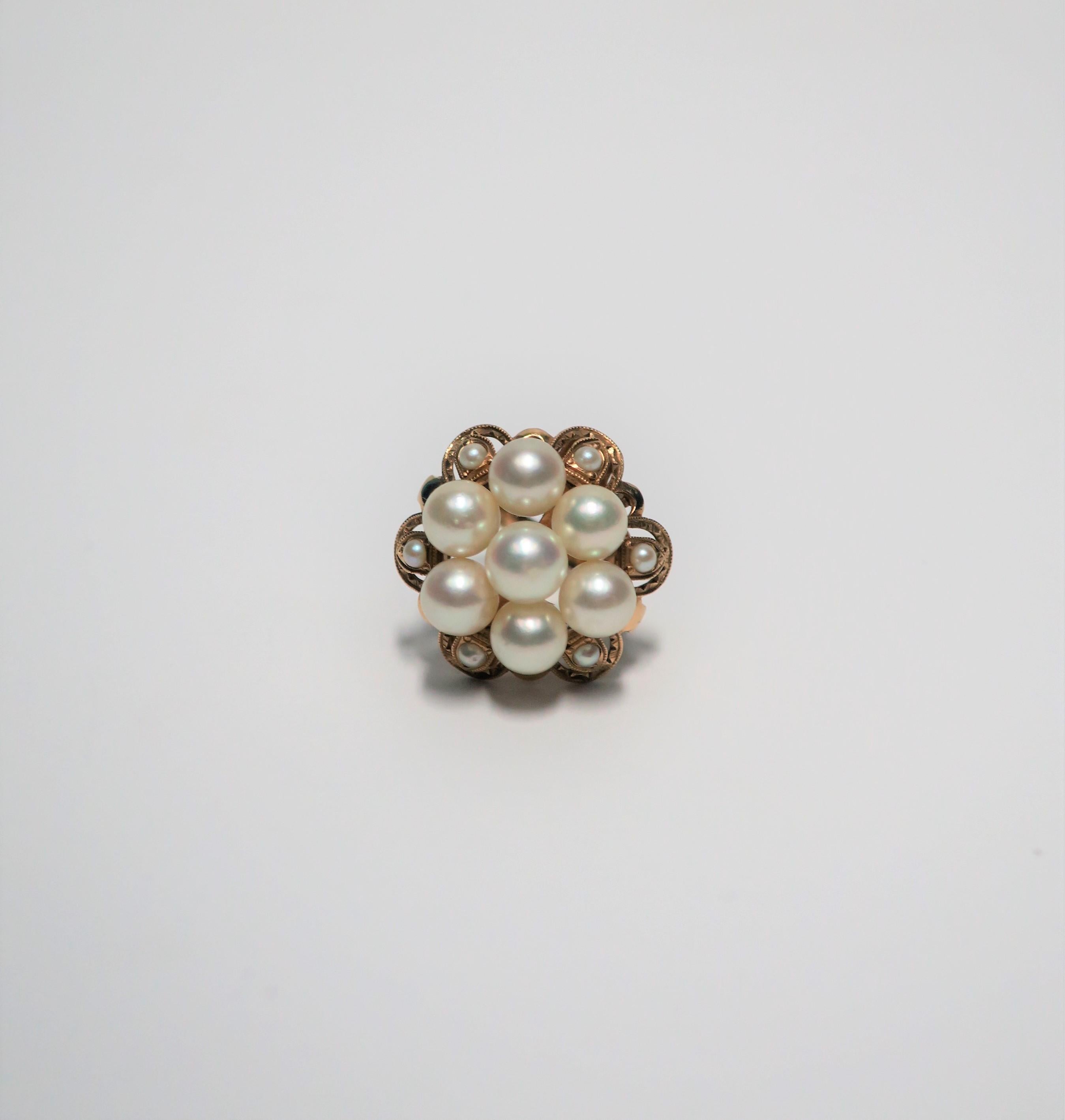 Schöner Cocktailring aus weißer Zuchtperle und 14-karätigem Gelbgold, ca. Mitte des 20. Jahrhunderts, 1960er Jahre, Europa. Rings' Cluster hat die Größe eines Fünf-Cent-Stücks. Cluster hat 7 Zuchtperlen und 6 kleine Perlen um, alle in einem schönen
