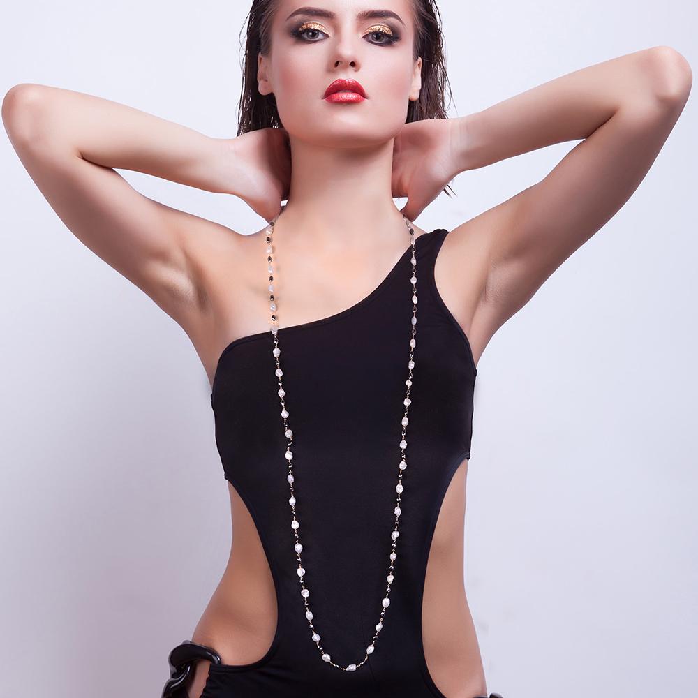 La graziosa collana di perle d'acqua dolce e diamanti di ghiaccio sfaccettati neri, annodata in un filo d'oro rosa 18 carati, è lunga 42 pollici ed è elegante. Questa collana non  Non ha chiusure, quindi deve essere indossata sopra la testa... e può