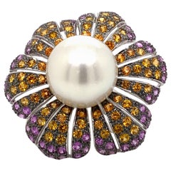 Anillo Floral Perla y Zafiro Multicolor Oro Blanco 18 Kilates