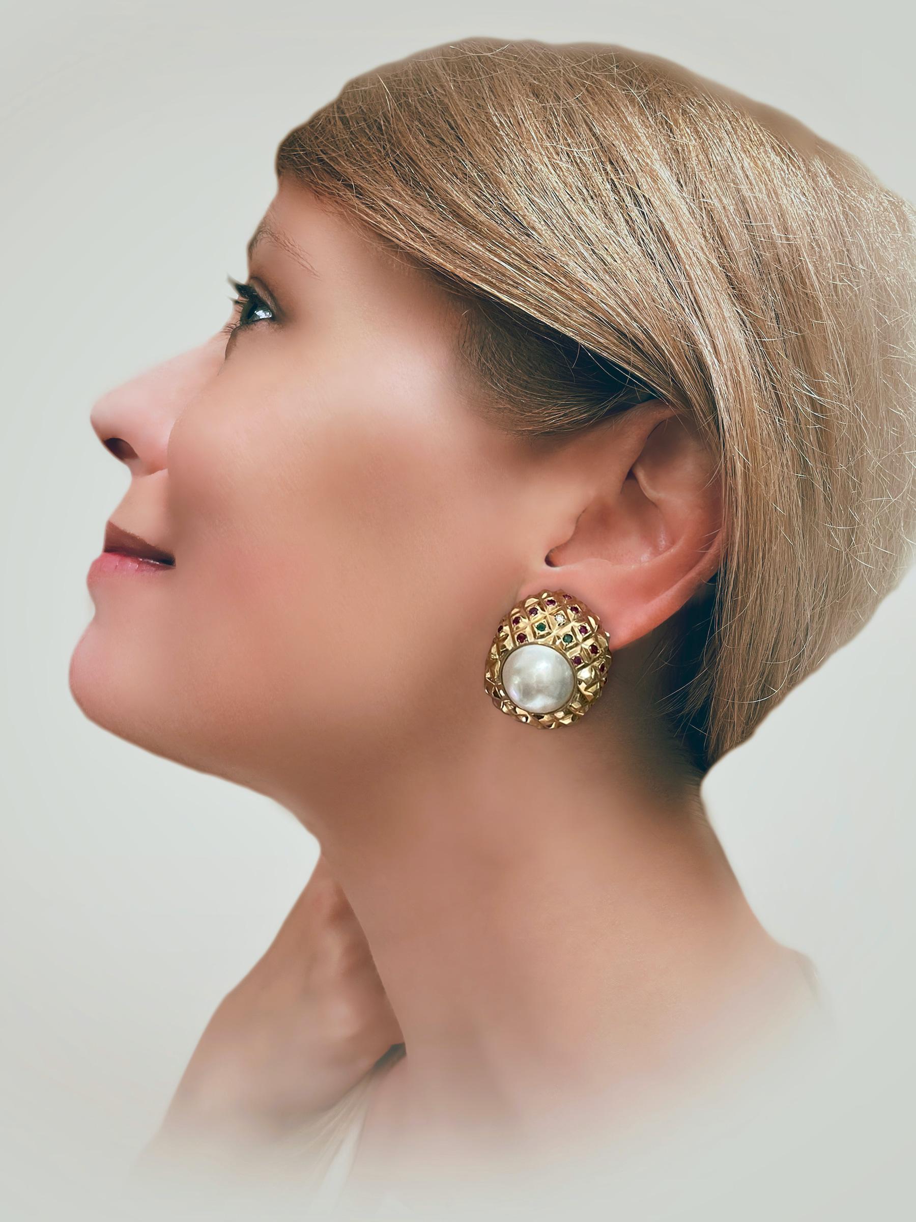 Perlen- und Multi-Gem-Ohrringe aus 18 Karat Gelbgold im Angebot 1