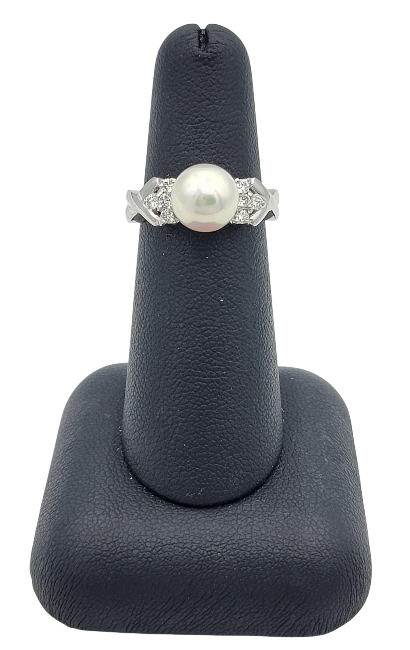 Bague en or blanc poli 18 carats avec perles et diamants ronds en forme de X en vente 4
