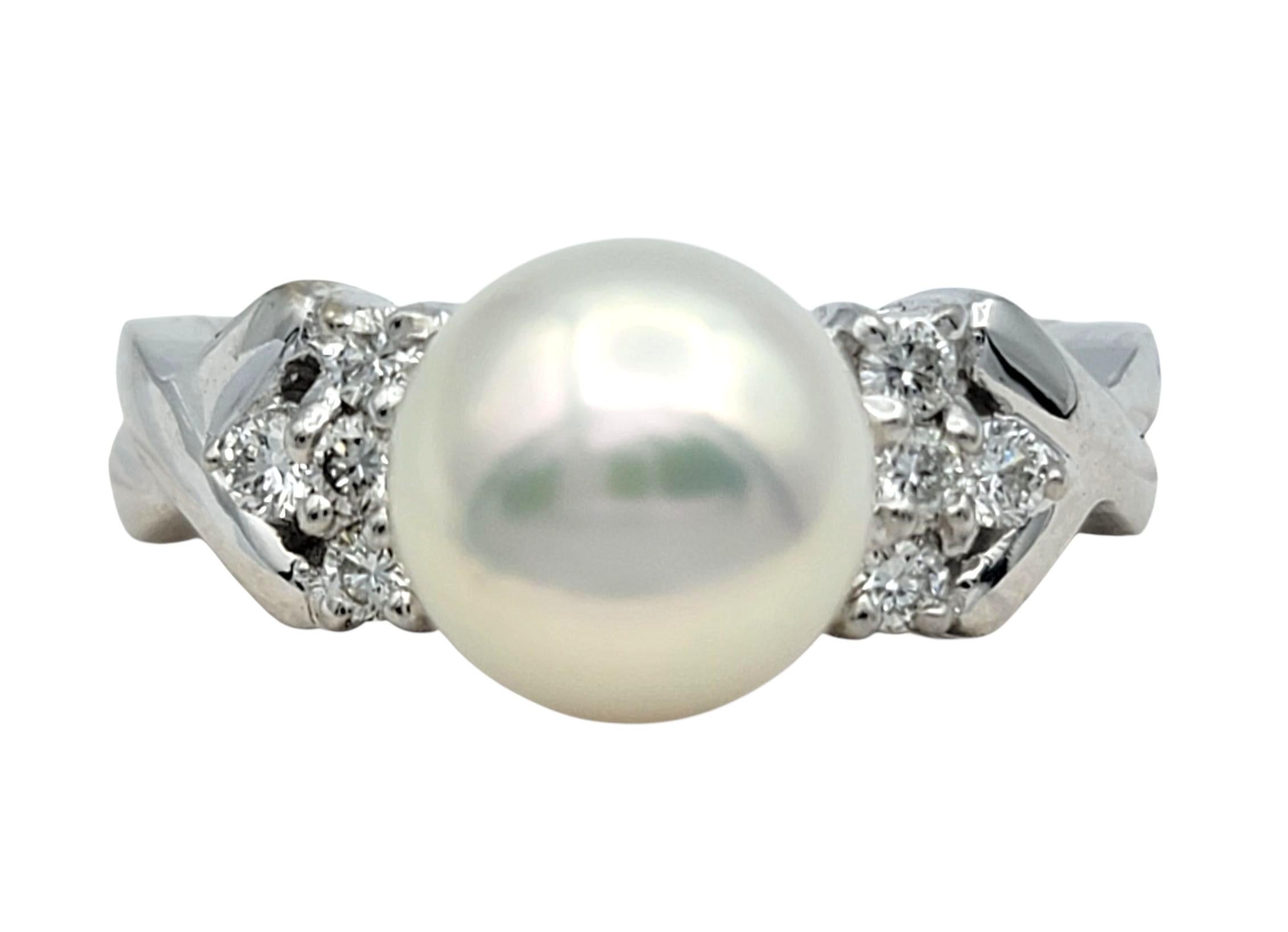 Taille de lla bague : 6

Cette bague gracieuse est ornée d'une perle lumineuse en son centre, exhalant une élégance intemporelle et une beauté naturelle. La perle est rehaussée de diamants ronds étincelants de taille brillante, qui ajoutent une