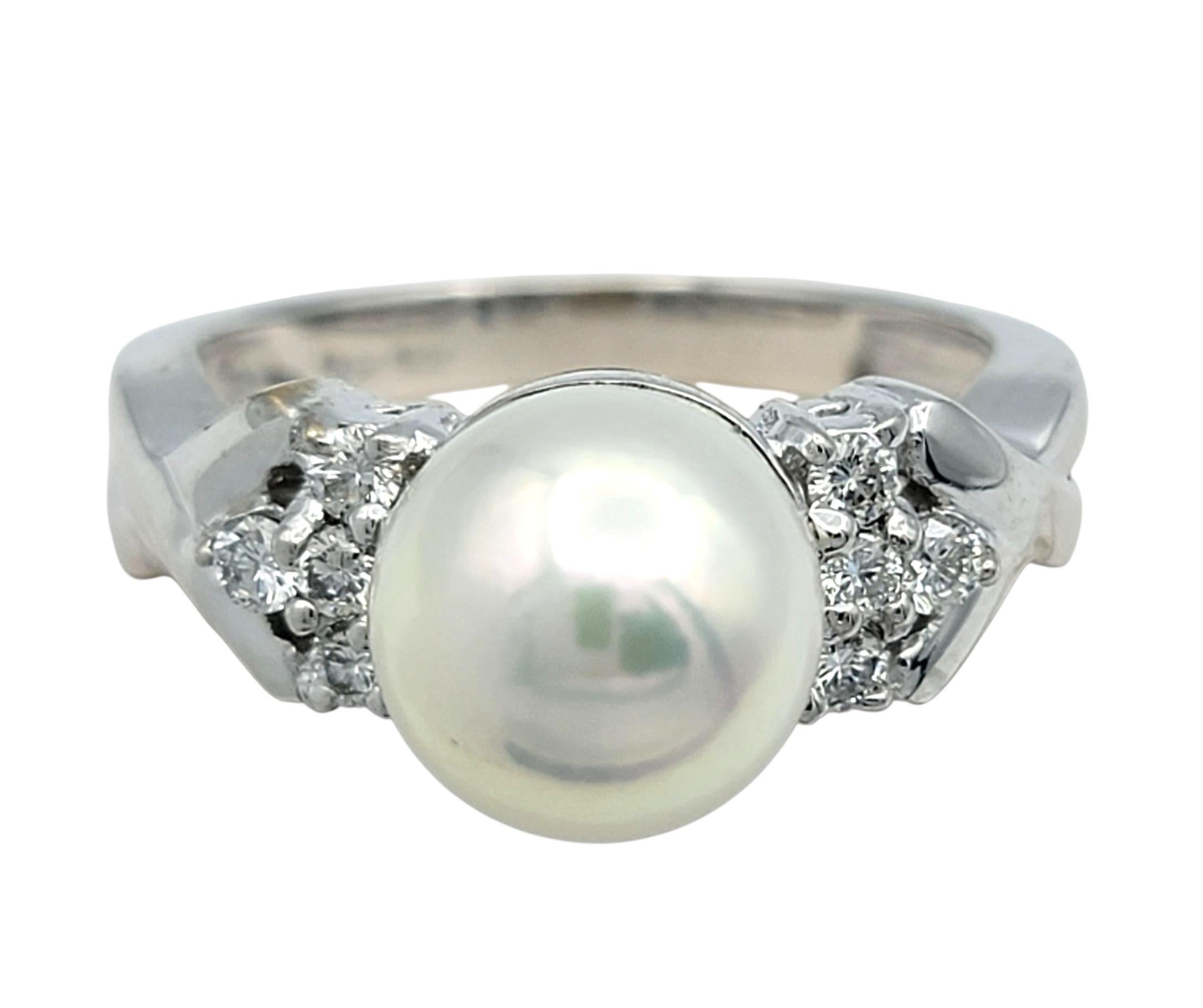Contemporain Bague en or blanc poli 18 carats avec perles et diamants ronds en forme de X en vente