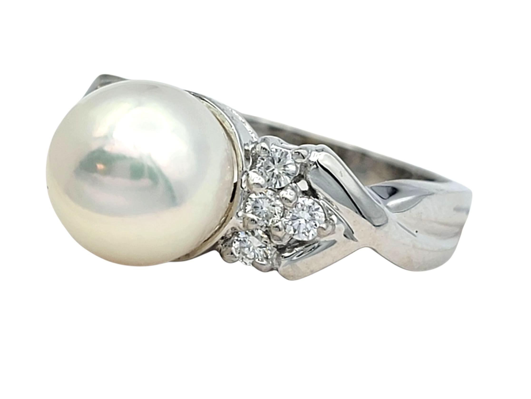 Taille ronde Bague en or blanc poli 18 carats avec perles et diamants ronds en forme de X en vente
