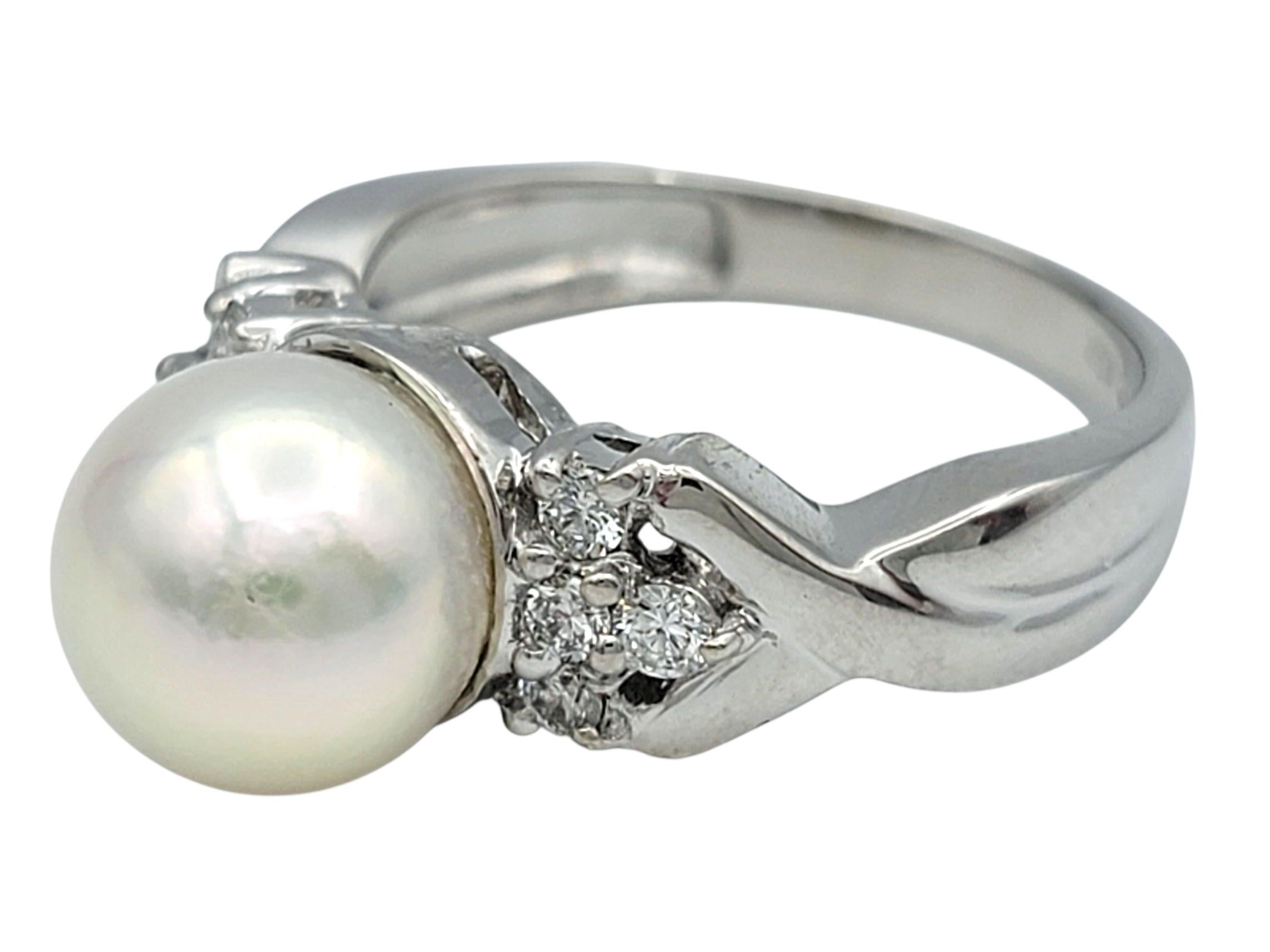 Bague en or blanc poli 18 carats avec perles et diamants ronds en forme de X Bon état - En vente à Scottsdale, AZ