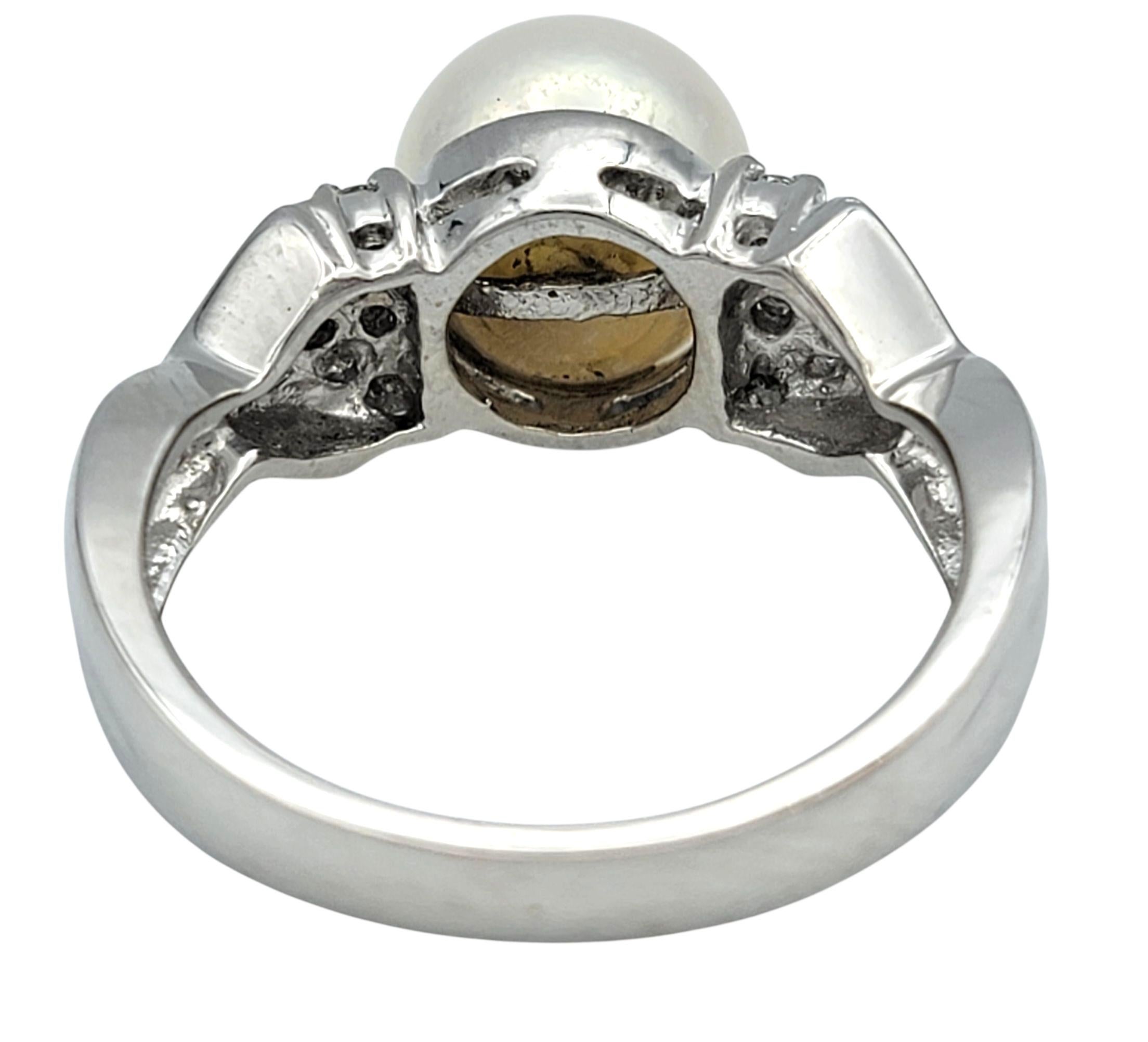 Bague en or blanc poli 18 carats avec perles et diamants ronds en forme de X Pour femmes en vente