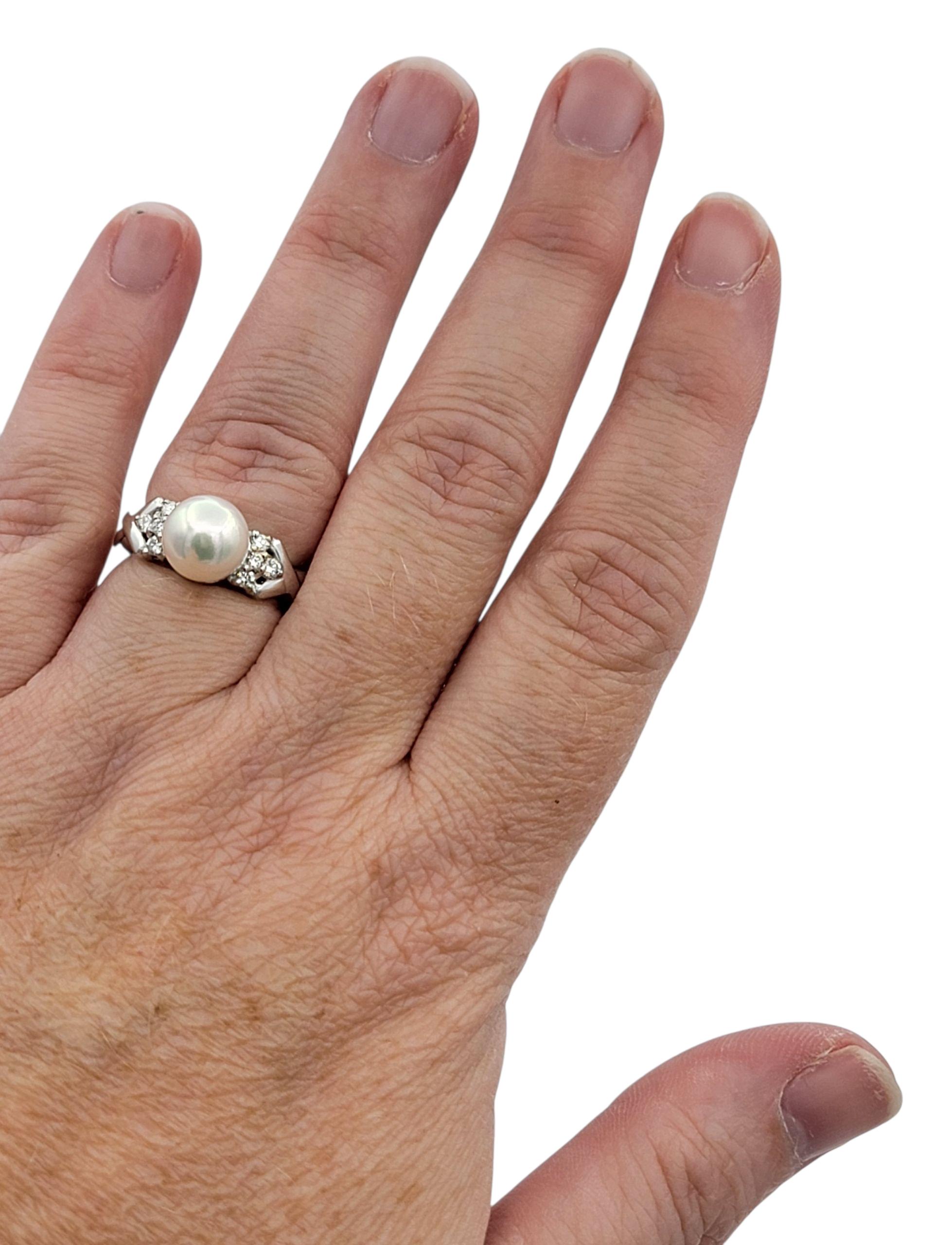 Bague en or blanc poli 18 carats avec perles et diamants ronds en forme de X en vente 2