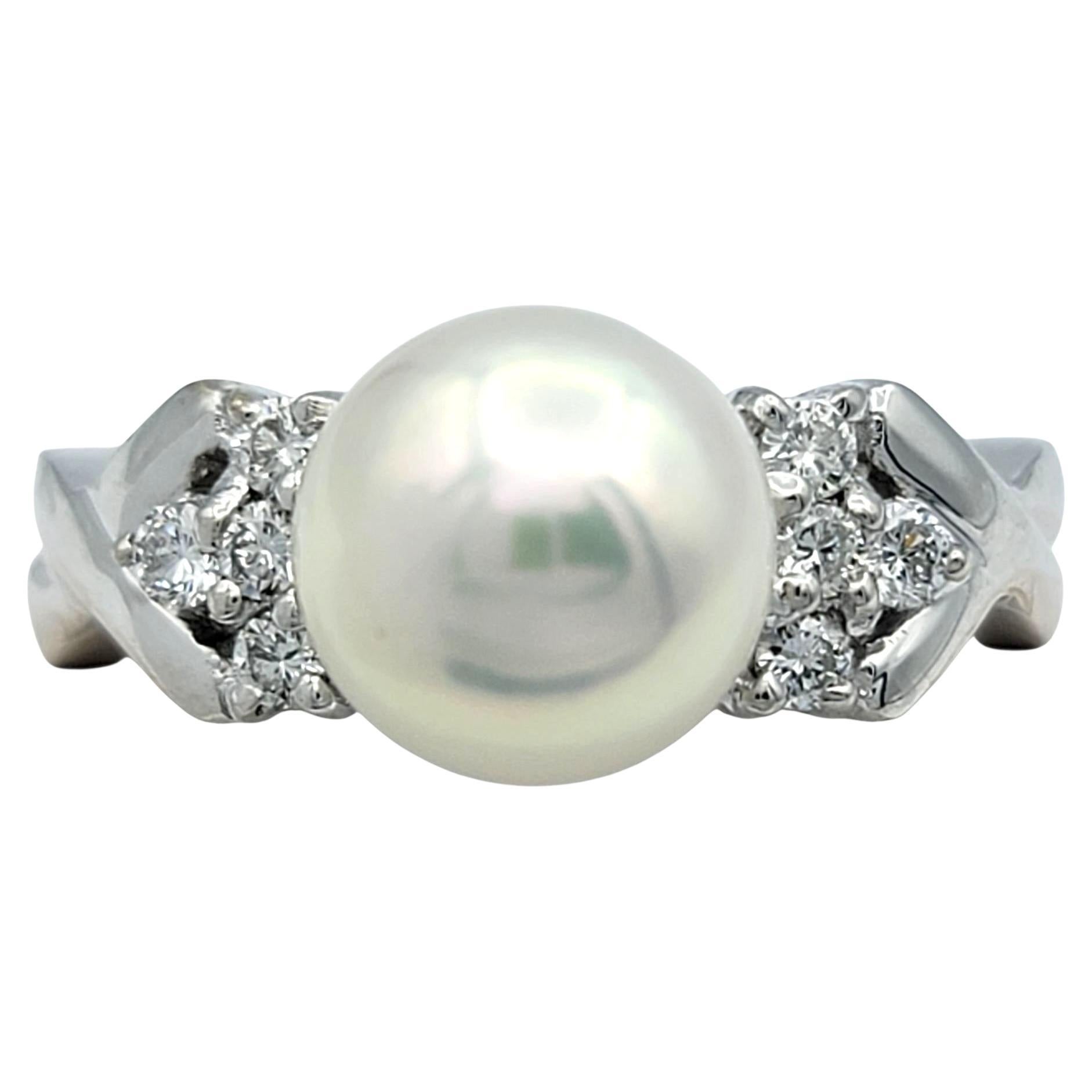 Bague en or blanc poli 18 carats avec perles et diamants ronds en forme de X en vente
