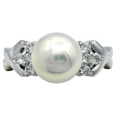 Anello a fascia con perla e diamante rotondo a "X" in oro bianco lucido 18 carati