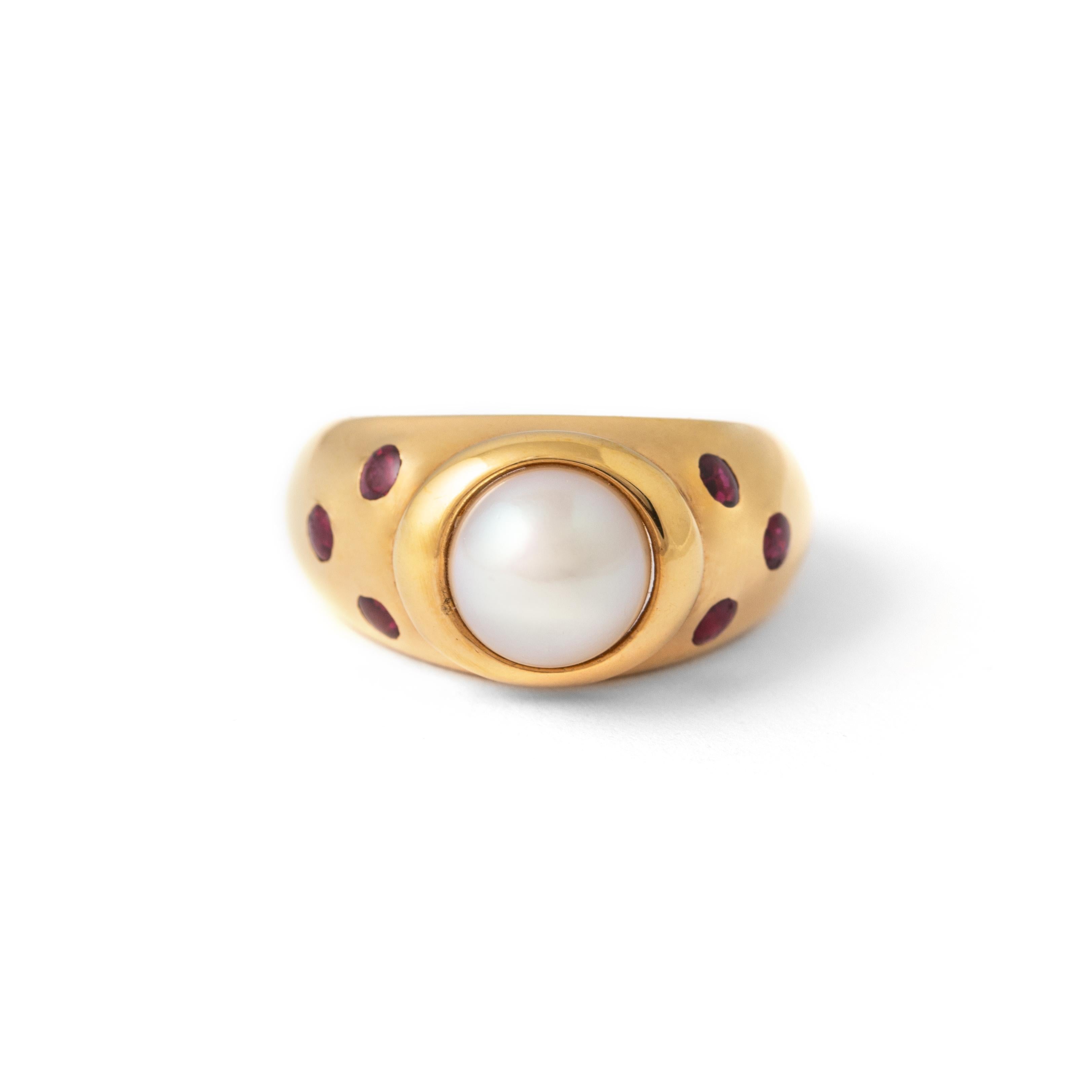 Pearl and Ruby Yellow Gold 18K Ring. 
Size: 6.5
Total gross weigth: 8.82 grams.
