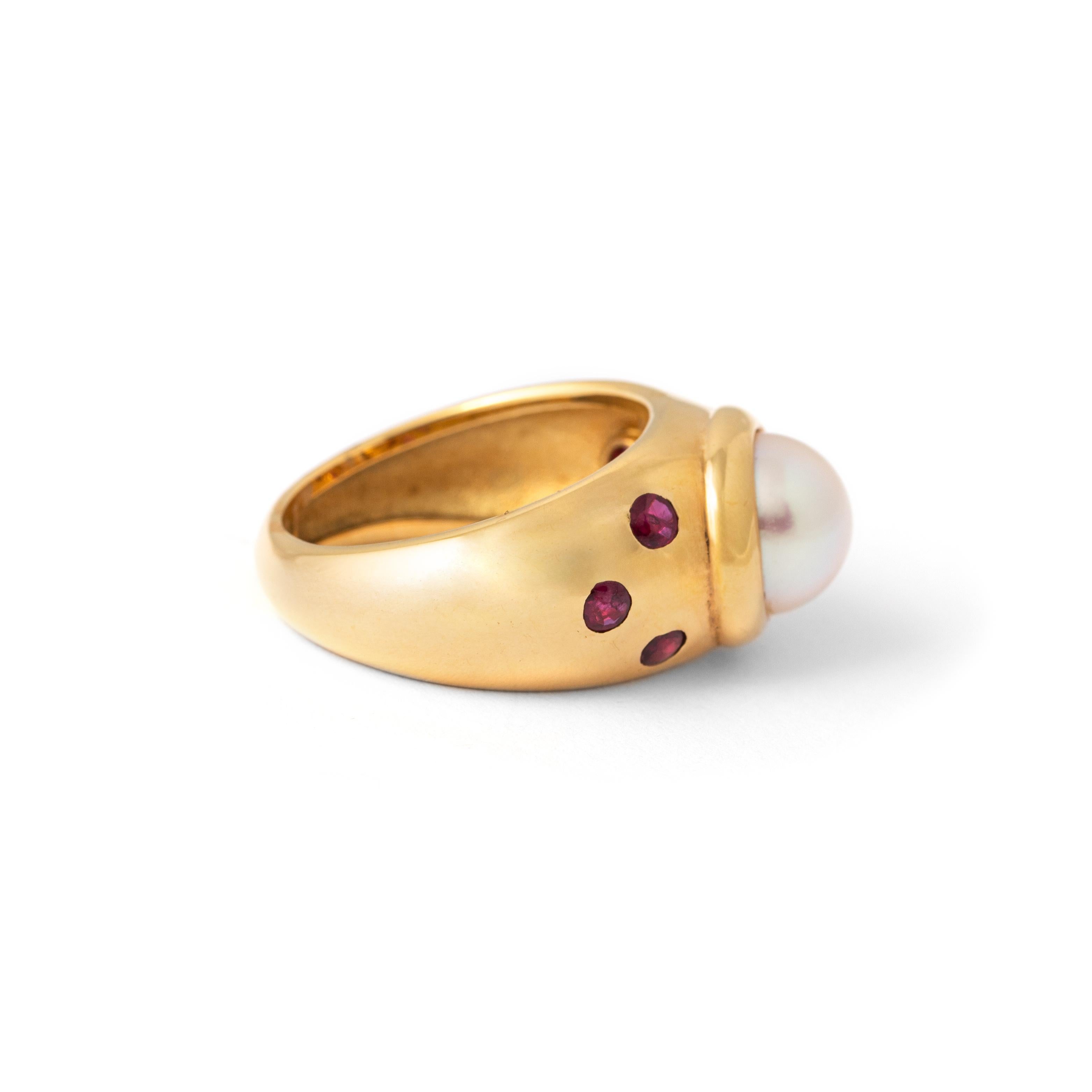 Round Cut Pearl and Ruby Yellow Gold 18K Ring For Sale