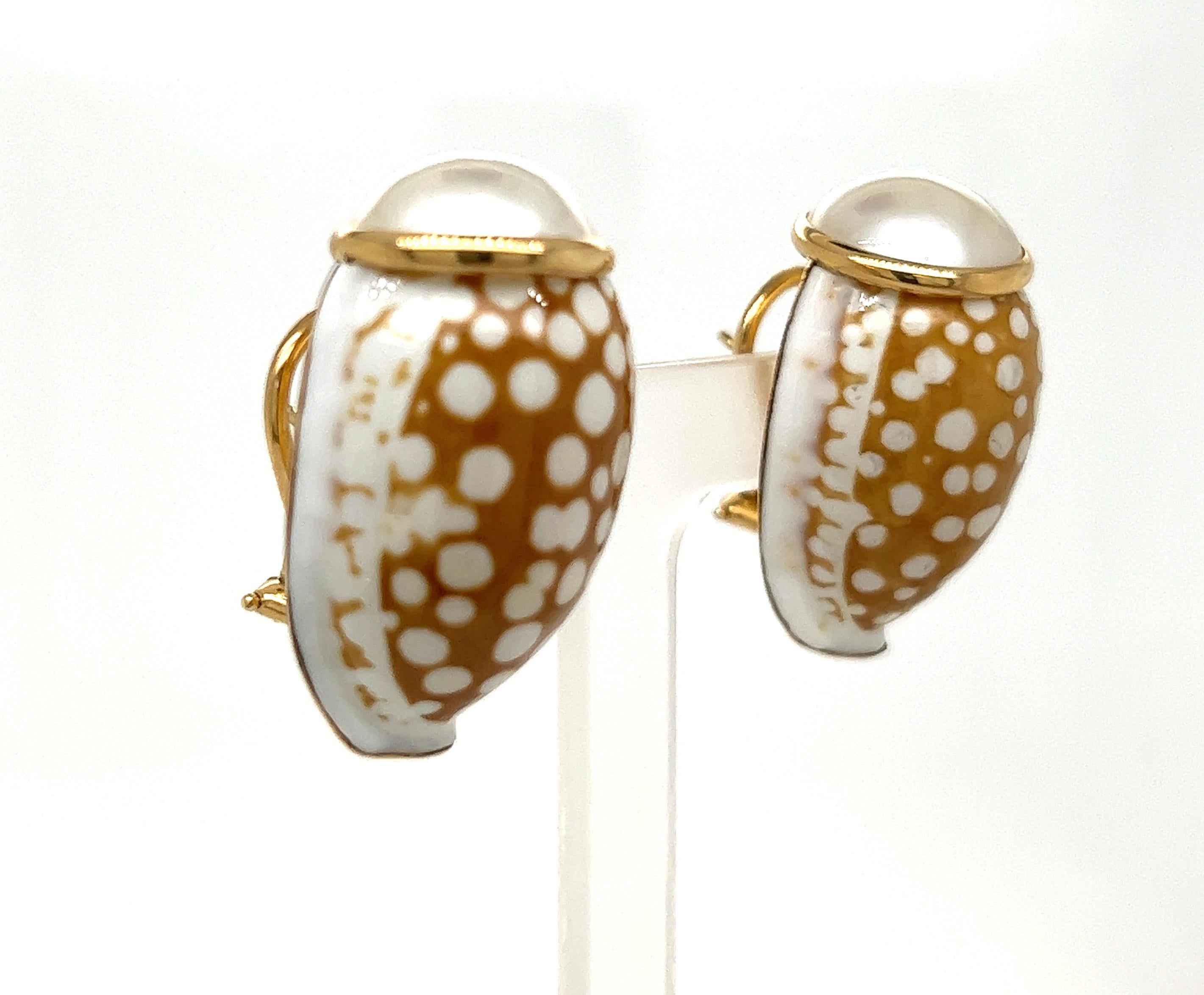 Unique playful shell earrings with an elegant twist with white freshwater pearls on top. Set in 14k yellow gold.
#61482