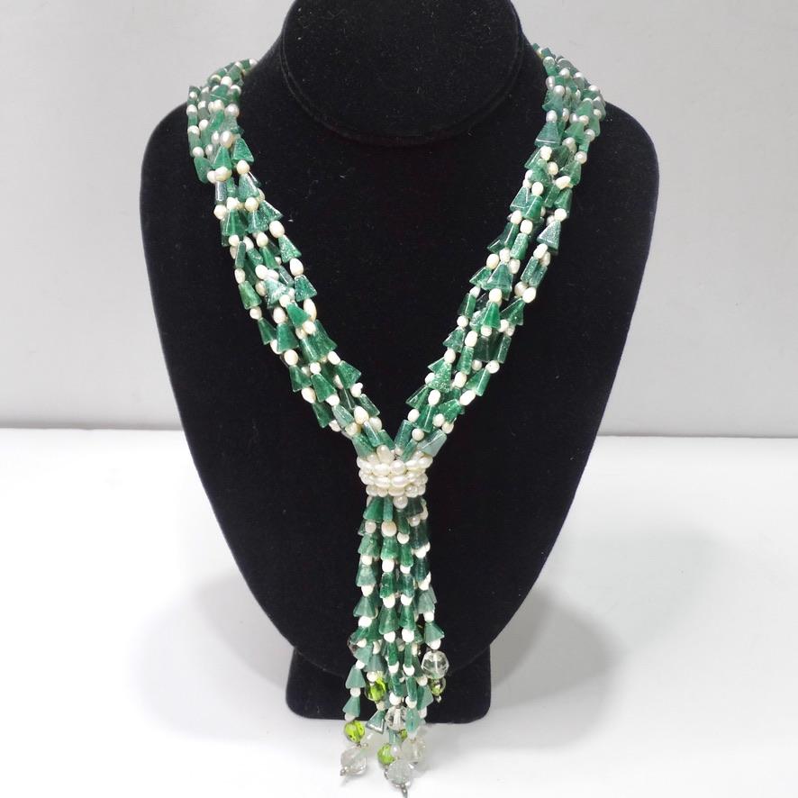 Ne manquez pas ce superbe collier multibrins des années 1980 ! Une pléthore de pierres semi-précieuses vertes et blanches perlées sur une variété de brins sont reliées au centre par des perles enveloppantes pour créer ce collier unique qui attire