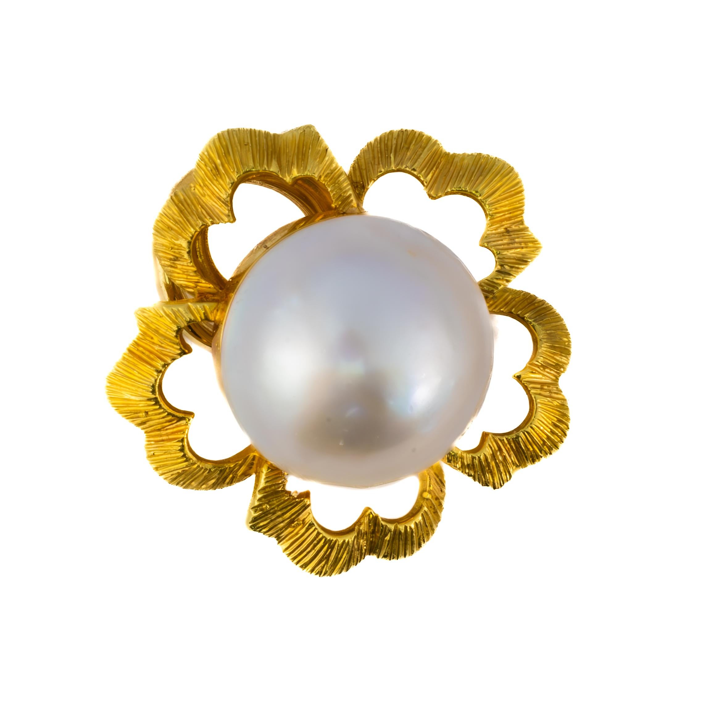 Orecchini con perle e fiori strutturati

Descrizione:
Un paio di eleganti orecchini che mostrano luminose perle dei Mari del Sud incastonate in cornici floreali stilizzate. Le silhouette a forma di petalo presentano dettagli strutturati che esaltano