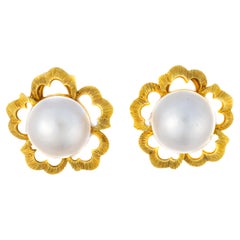 Orecchini con perle e fiori strutturati