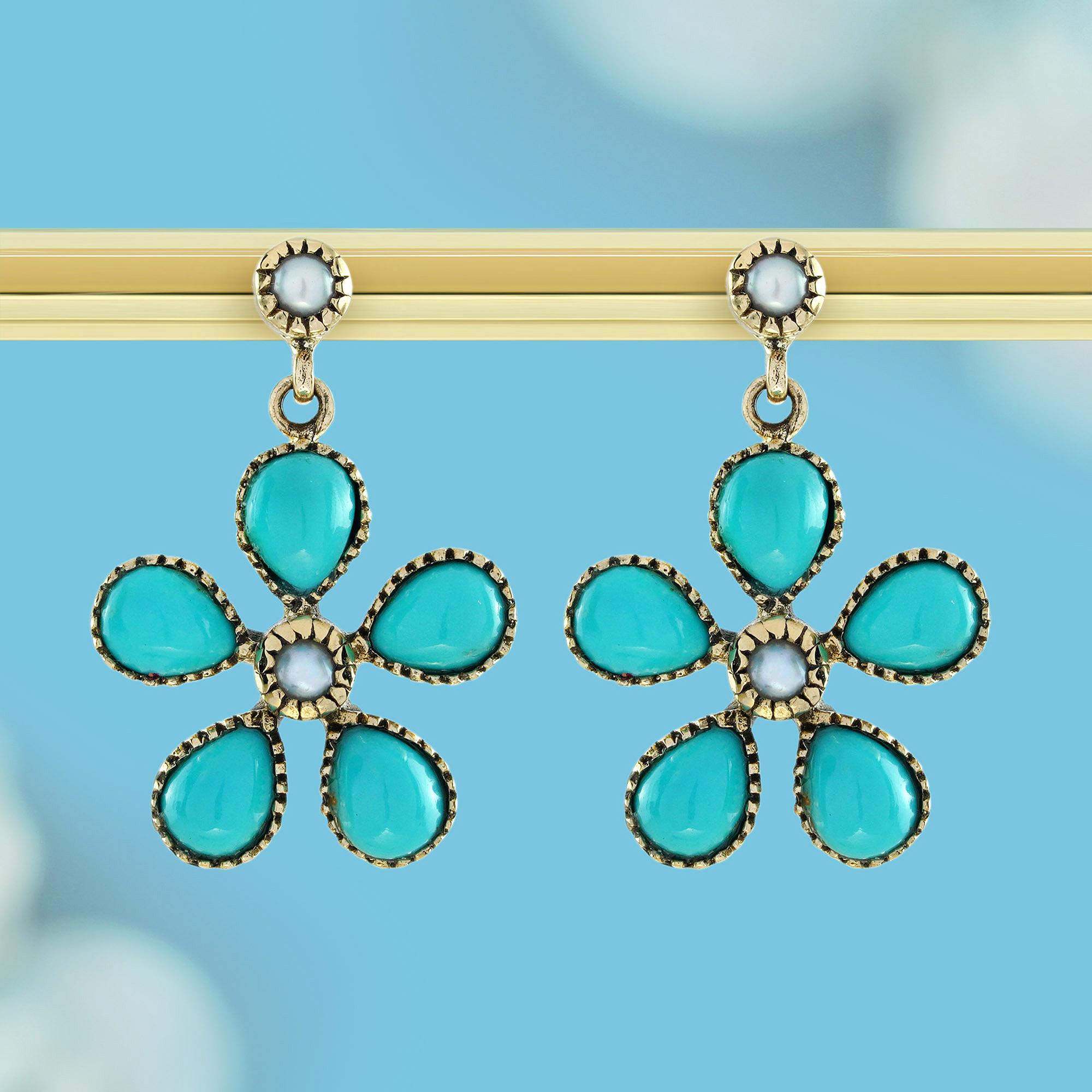 Natürliche Perle und Türkis Vintage Style Floral Dangle Ohrringe in massivem 9K Gold.
Fügen Sie Ihrer Kollektion zeitlose Eleganz hinzu mit diesen Vintage-inspirierten Ohrringen, die aus massivem 9K Gold gefertigt sind.
Die schöne Kombination aus