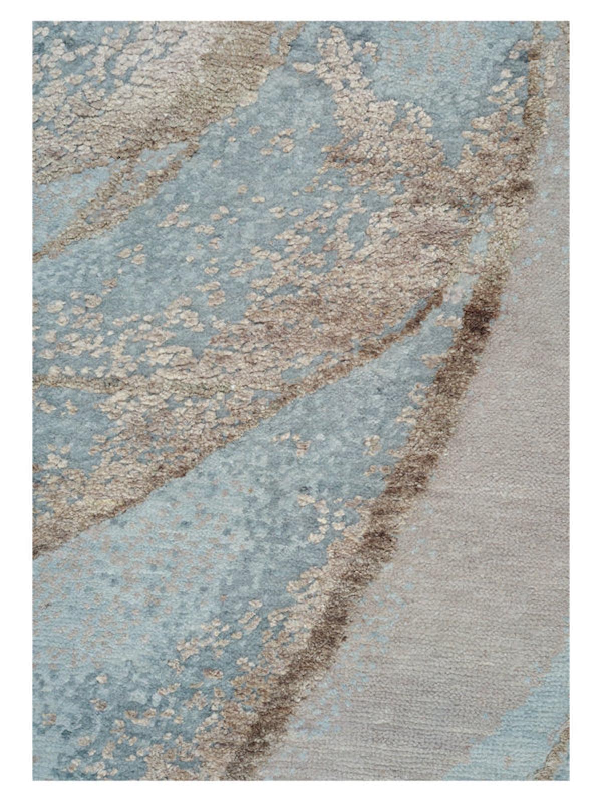 Pearl Auricle, 'Watertopia' collection by Linie Design
Designer; Urd Moll Gundermann

Abstract rug. 
Materials: 75% Hand carded Wool / 25% Hand carded Silk
Hand knotted rug

Model shown on main image:
'Pearl Auricle'

Dimensions: 125 x 240 cm

Head