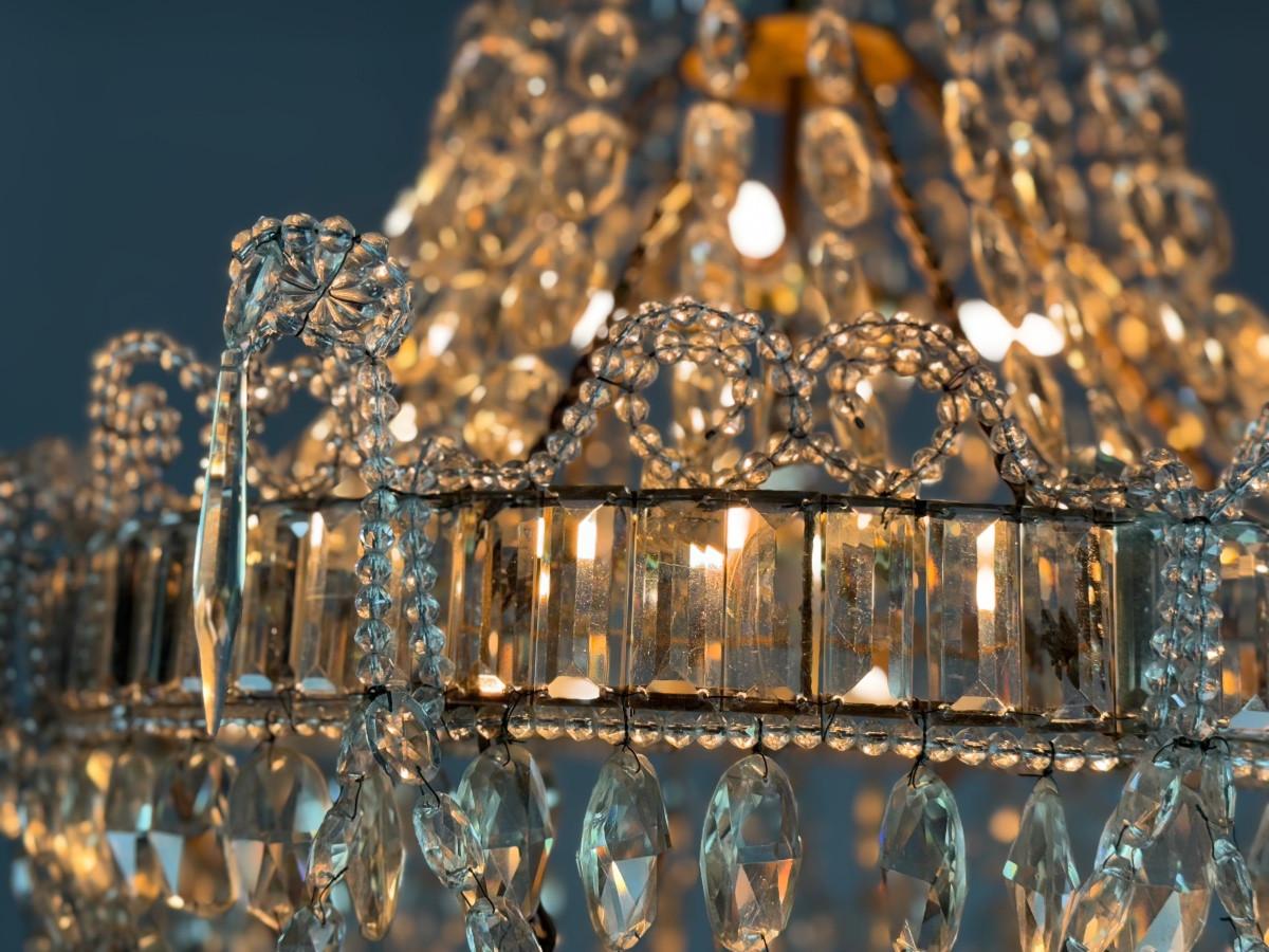 Perlentasche, Kronleuchter mit Reihen von geschliffenen Kristallperlen, um 1900 im Zustand „Gut“ im Angebot in Honnelles, WHT