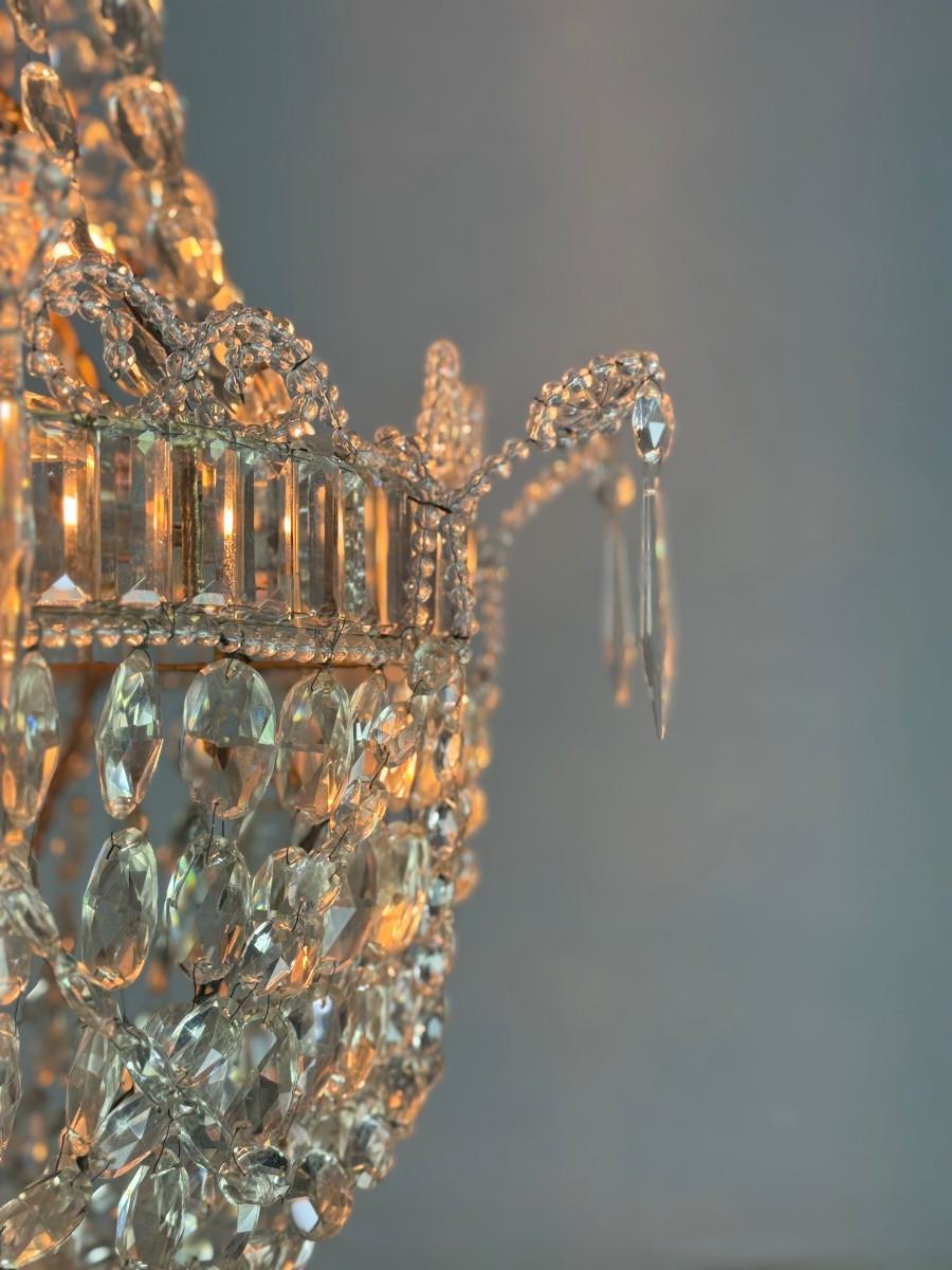 Perlentasche, Kronleuchter mit Reihen von geschliffenen Kristallperlen, um 1900 (Glas) im Angebot