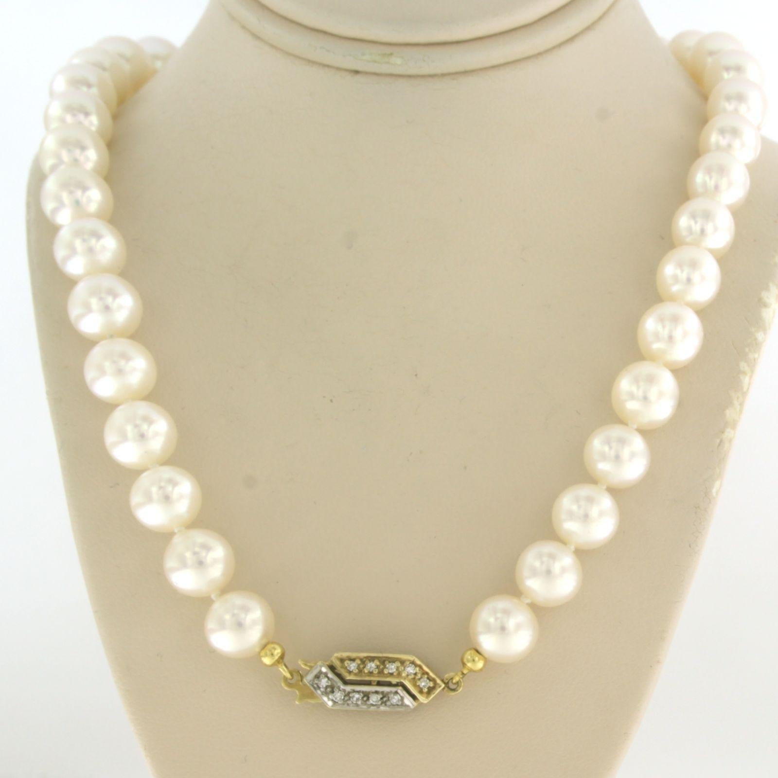 14 kt bicolour lock set with 0.20 ct diamond on a pearl necklace - 40 cm

detailed description

The lock is 2.5 cm wide and 0.7 cm high

The pearl necklace is approximately 38 cm wide (total length with clasp approximately 40 cm)

Total weight 37.7