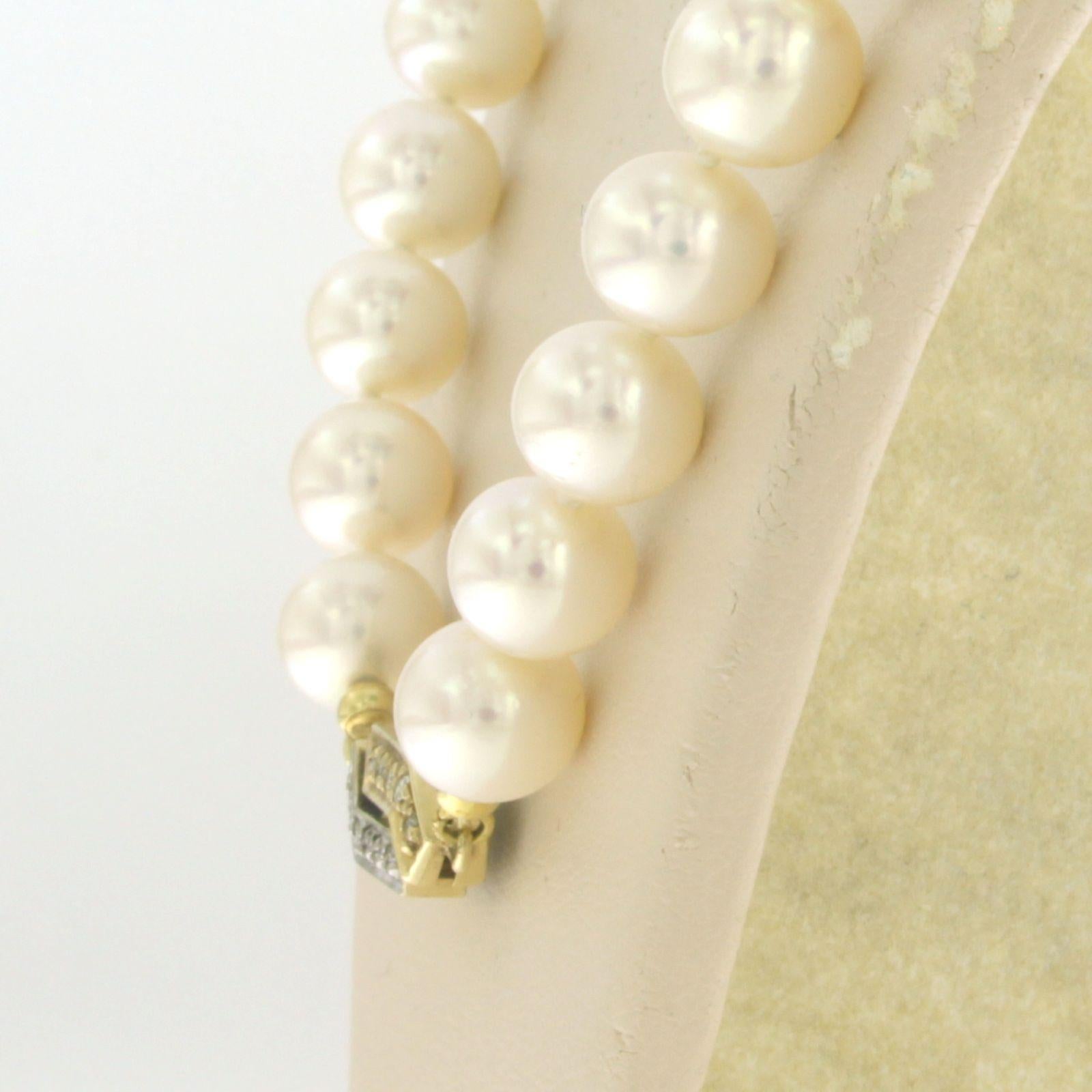 Pearl bead necklace with lock set with diamonds 14k bicolour gold In Excellent Condition For Sale In The Hague, ZH