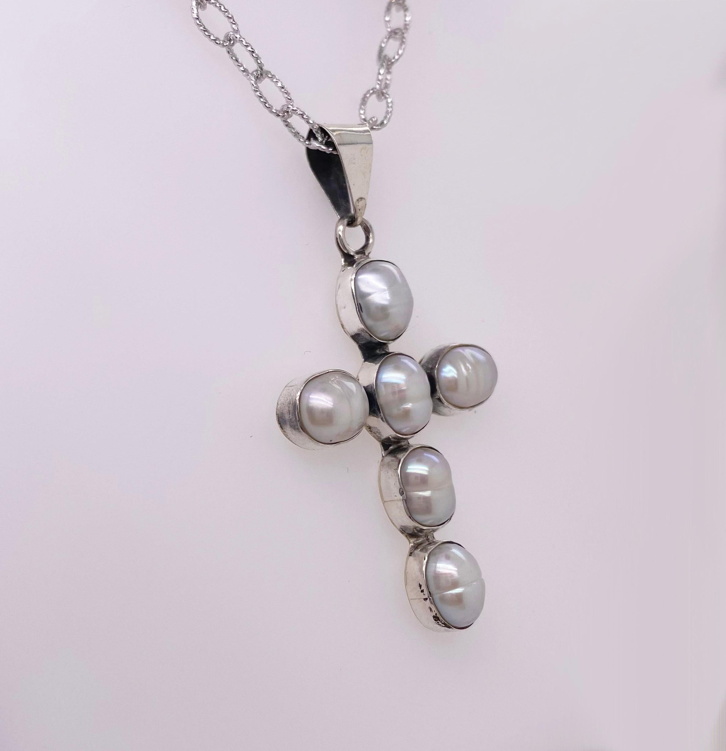 Questa splendida collana a croce è stata realizzata a mano con vere perle d'acqua dolce. Le sei perle sono allungate e creano una bella forma per la croce. 
 La parte posteriore della croce è in argento massiccio e pende da una catena a cavo fatta a