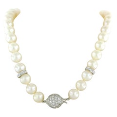 Pearl beads necklace with 18k gold claps brilliant cut diamond up to 2.20ct