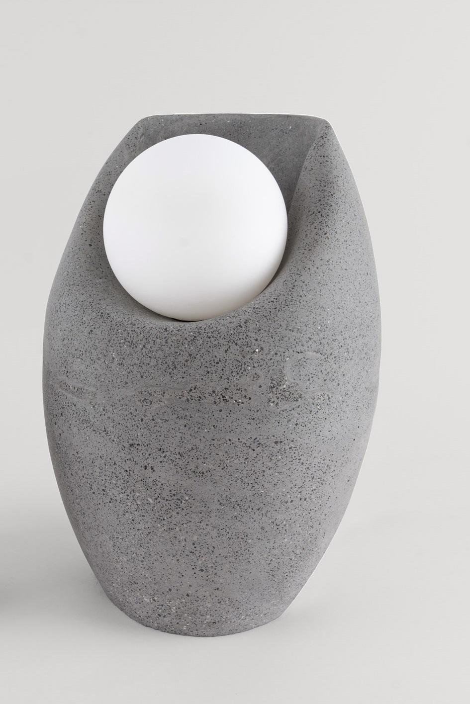 Lampe à poser Bigli Pearl par Saadia Design
Dimensions : Ø 24 x H 36 cm : Ø 24 x H 36 cm.
MATERIAL : Béton et verre opalin.

Toutes nos lampes peuvent être câblées en fonction de chaque pays. Si elle est vendue aux États-Unis, elle sera câblée pour